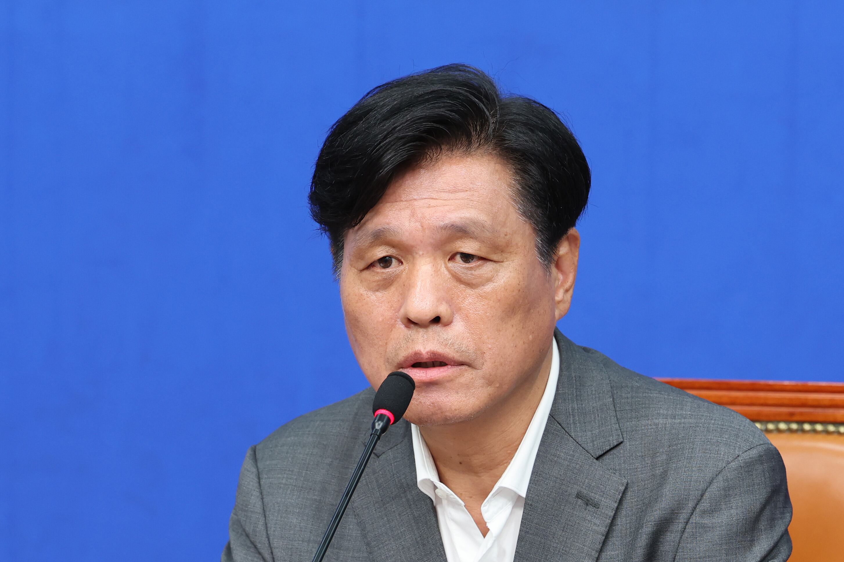 조승래 더불어민주당 사무총장(총괄선대본부장)이 27일 국회에서 열린 지방선거 관련 기자간담회에서 모두 발언을 하고 있다./뉴스1