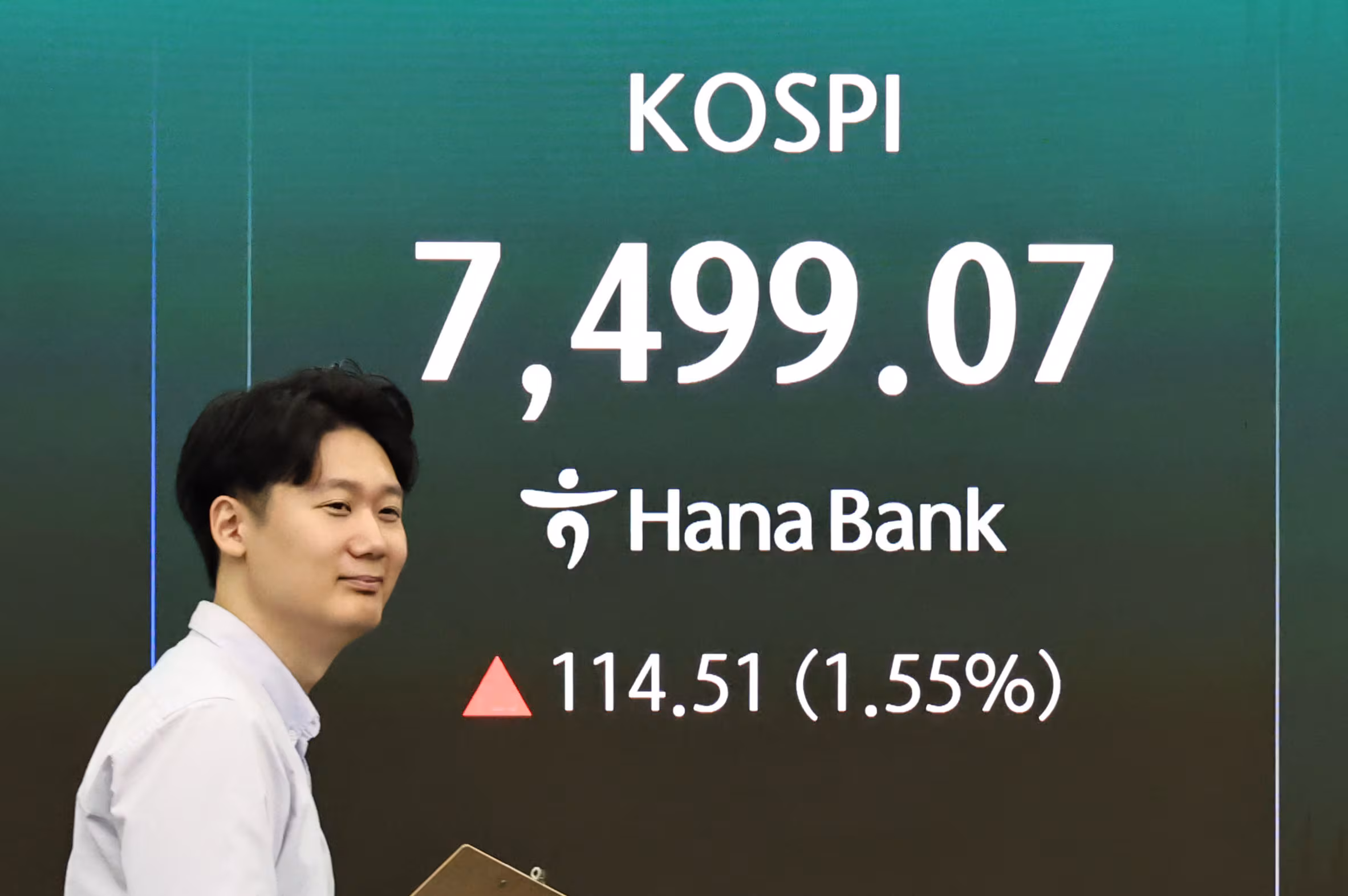 7일 서울 중구 하나은행 딜링룸 현황판에 코스피가 표시되고 있다.
    이날 코스피는 전 거래일 대비 114.51포인트(1.55%) 오른 7,499.07에, 코스닥은 0.66포인트(0.05%) 오른 1,210.83에 개장했다.
    코스피는 장중 7,500을 돌파하며 또 최고치를 경신했다. /연합뉴스