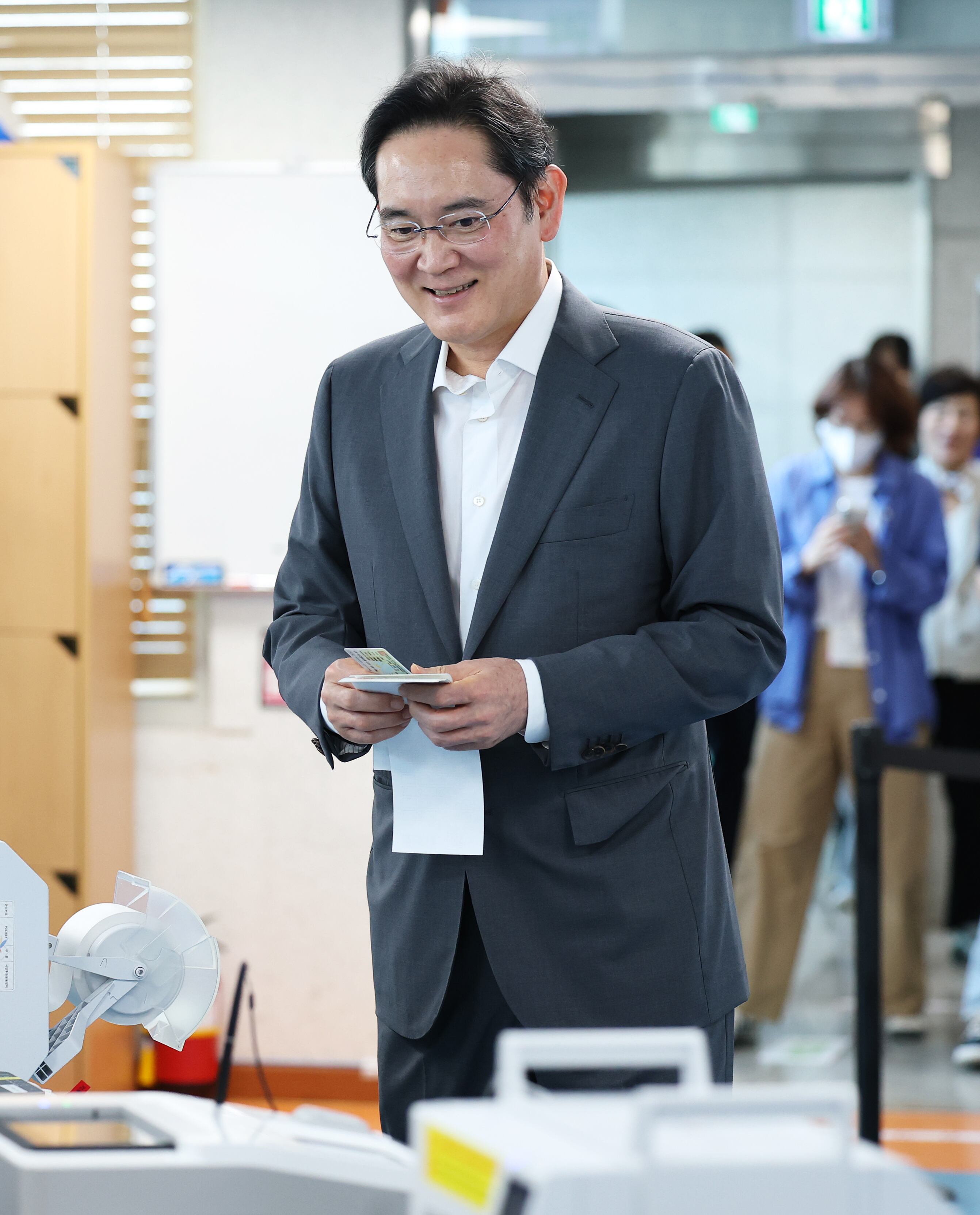 이재용 삼성전자 회장이 제9회 전국동시지방선거 사전투표 첫날인 29일 오전 서울 용산구 한남동주민센터에 마련된 사전투표소에서 한 표를 행사하고 있다./뉴스1 