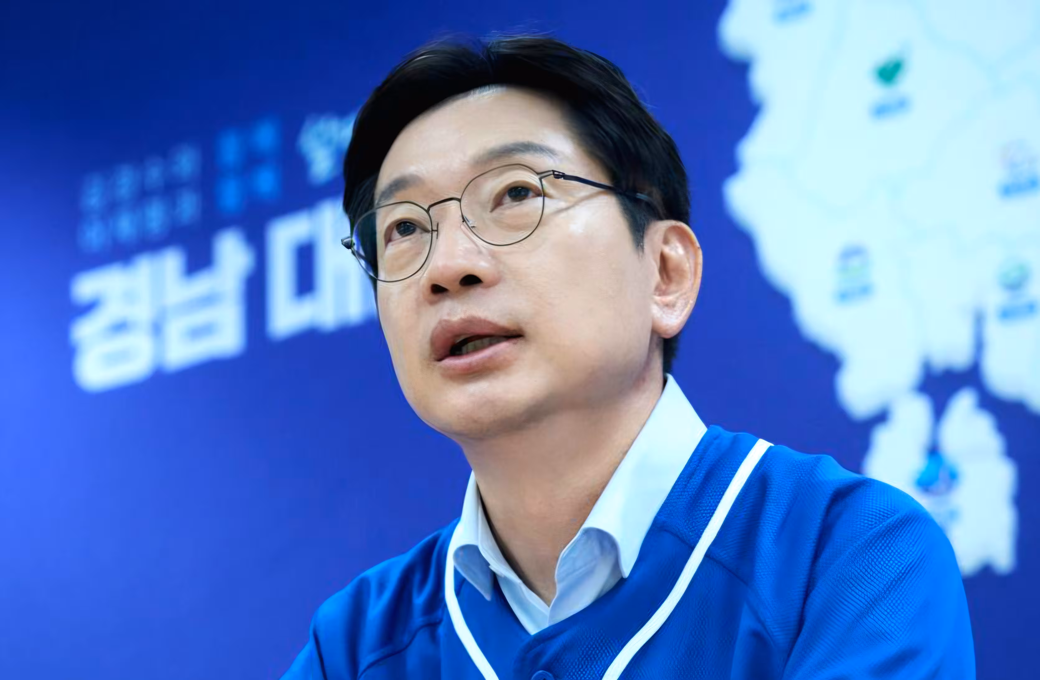 김경수 더불어민주당 경남지사 후보가 인터뷰를 하고 있다./김경수 캠프