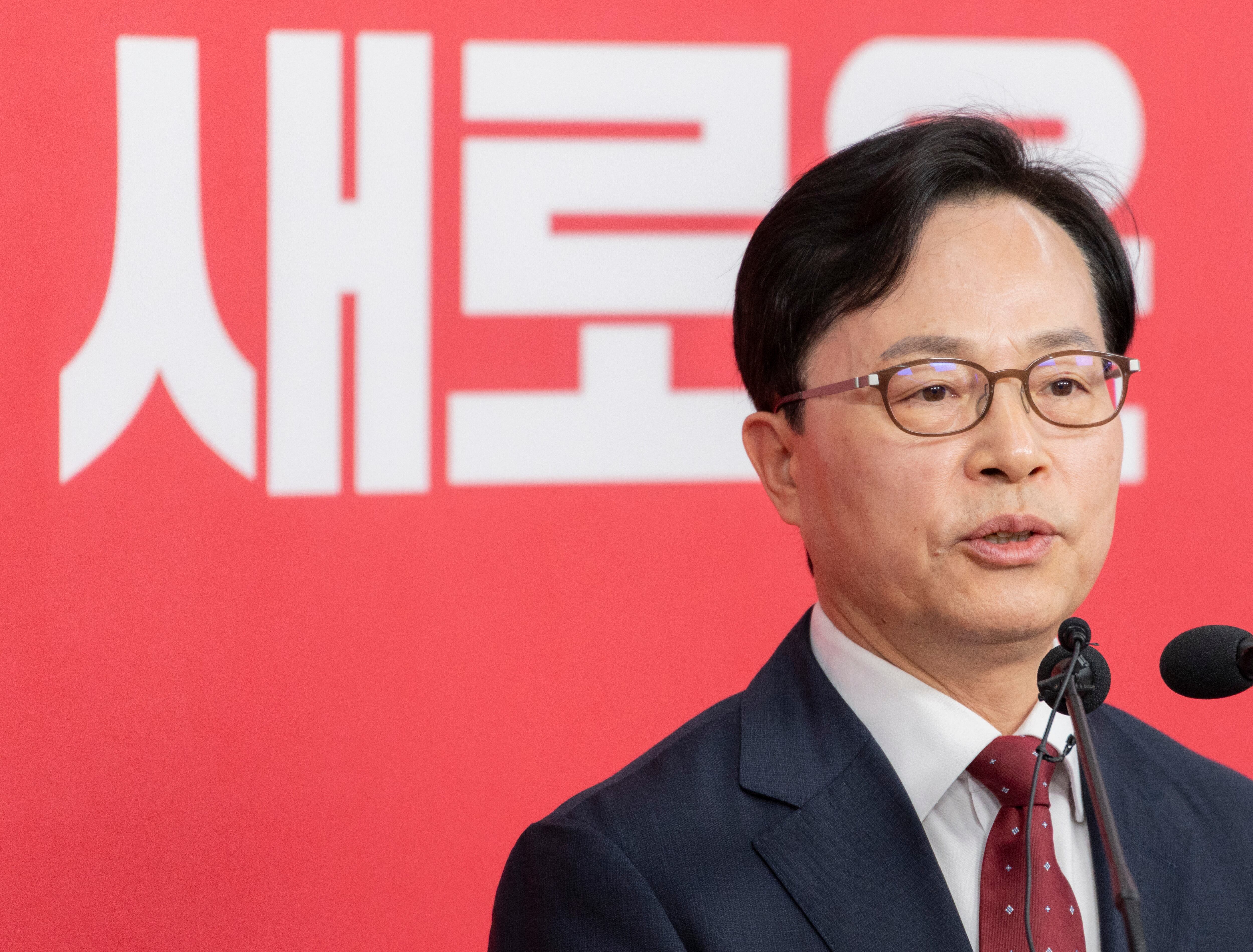 <YONHAP PHOTO-4844> 6ㆍ3 재보선 국민의힘 공관위 면접 마친 윤용근 경기 성남 중원구 당협위원장
   (서울=연합뉴스) 황광모 기자 = 국민의힘 윤용근 경기 성남 중원구 당협위원장이 23일 서울 여의도 국민의힘 중앙당사에서 6ㆍ3 재보선 공주·부여·청양 선거구 공천 면접을 본 뒤 취재진 질문에 답하고 있다. 2026.5.1
    hkmpooh@yna.co.kr/2026-05-01 12:53:58/
「저작권자 ⓒ 1980-2026 ㈜연합뉴스. 무단 전재 재배포 금지, AI 학습 및 활용 금지」