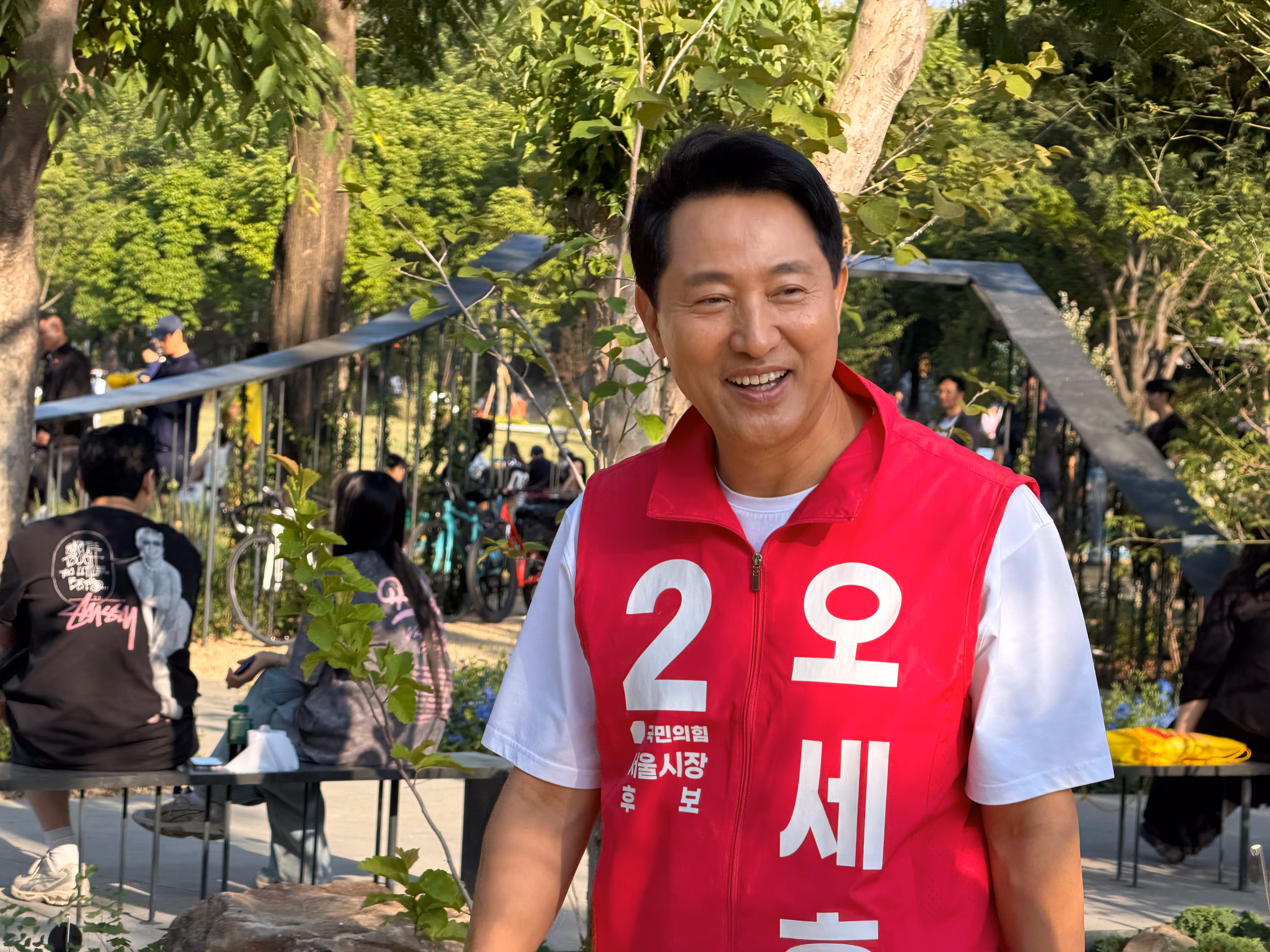 오세훈 국민의힘 서울시장 후보가 23일 오후 서울 성동구 서울숲 국제정원박람회 현장을 찾아 시민들과 인사를 나누고 있다./이건 기자