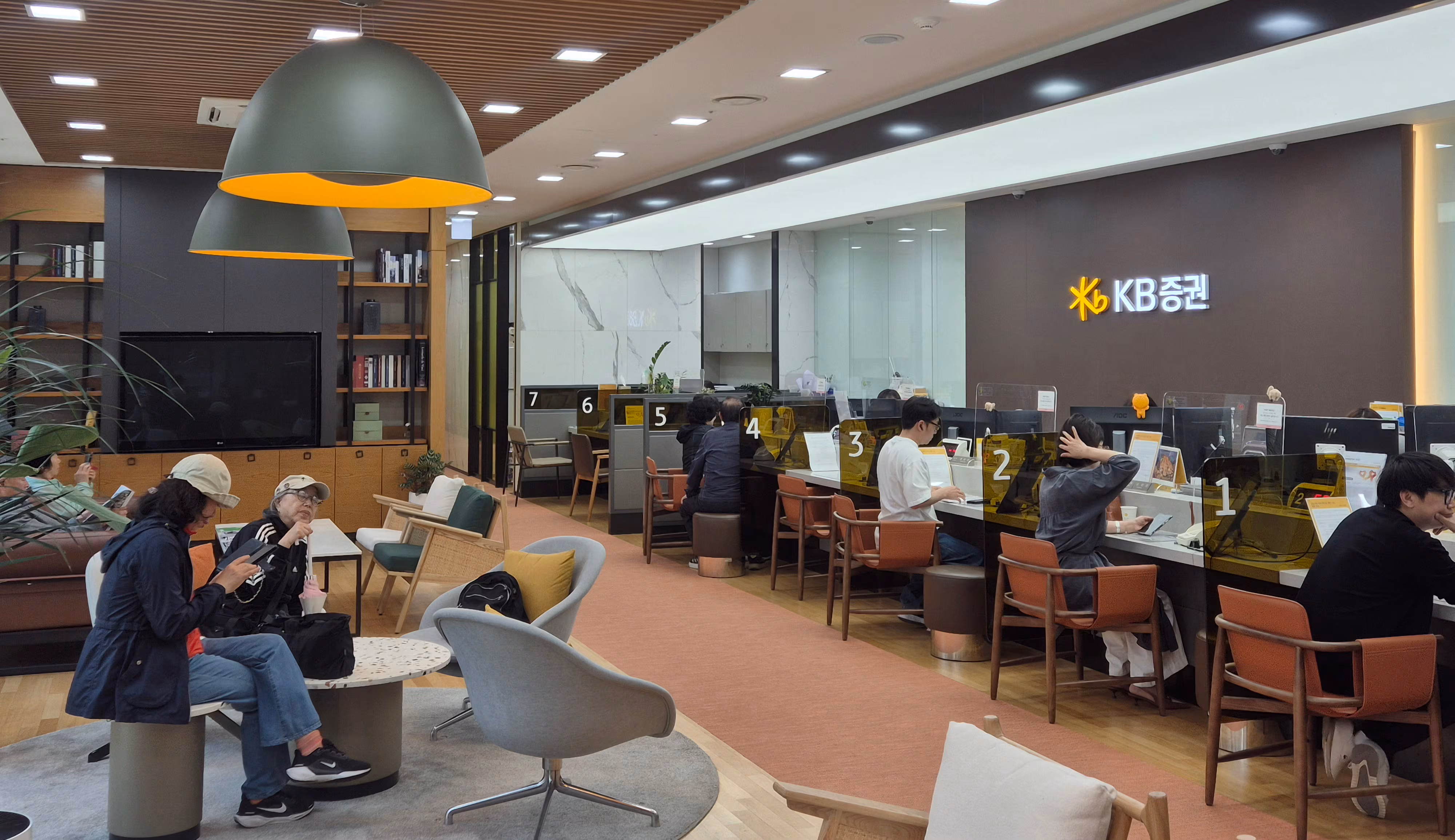 서울 여의도에 있는 KB증권 영업점 모습./권우석 기자