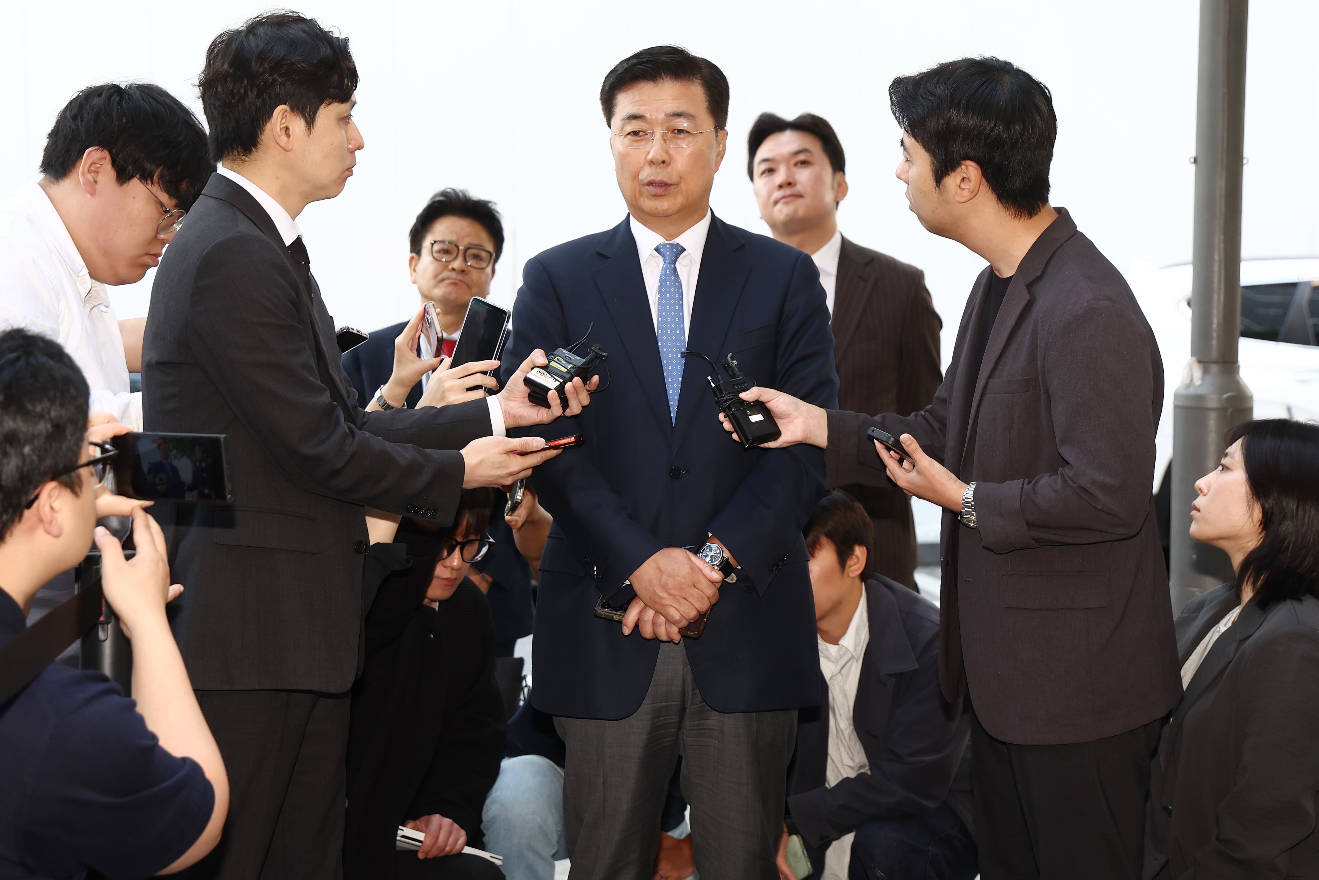 홍장원 전 국가정보원 1차장이 22일 12·3 비상계엄 선포 직후 미국 등 주요 우방국에 계엄의 정당성을 옹호하는 메시지를 전달하도록 지시했다는 의혹과 관련해 피의자 조사를 받기 위해 경기 과천 2차 종합특검 사무실로 출석하며 취재진 질의에 답변하고 있다. /뉴스1