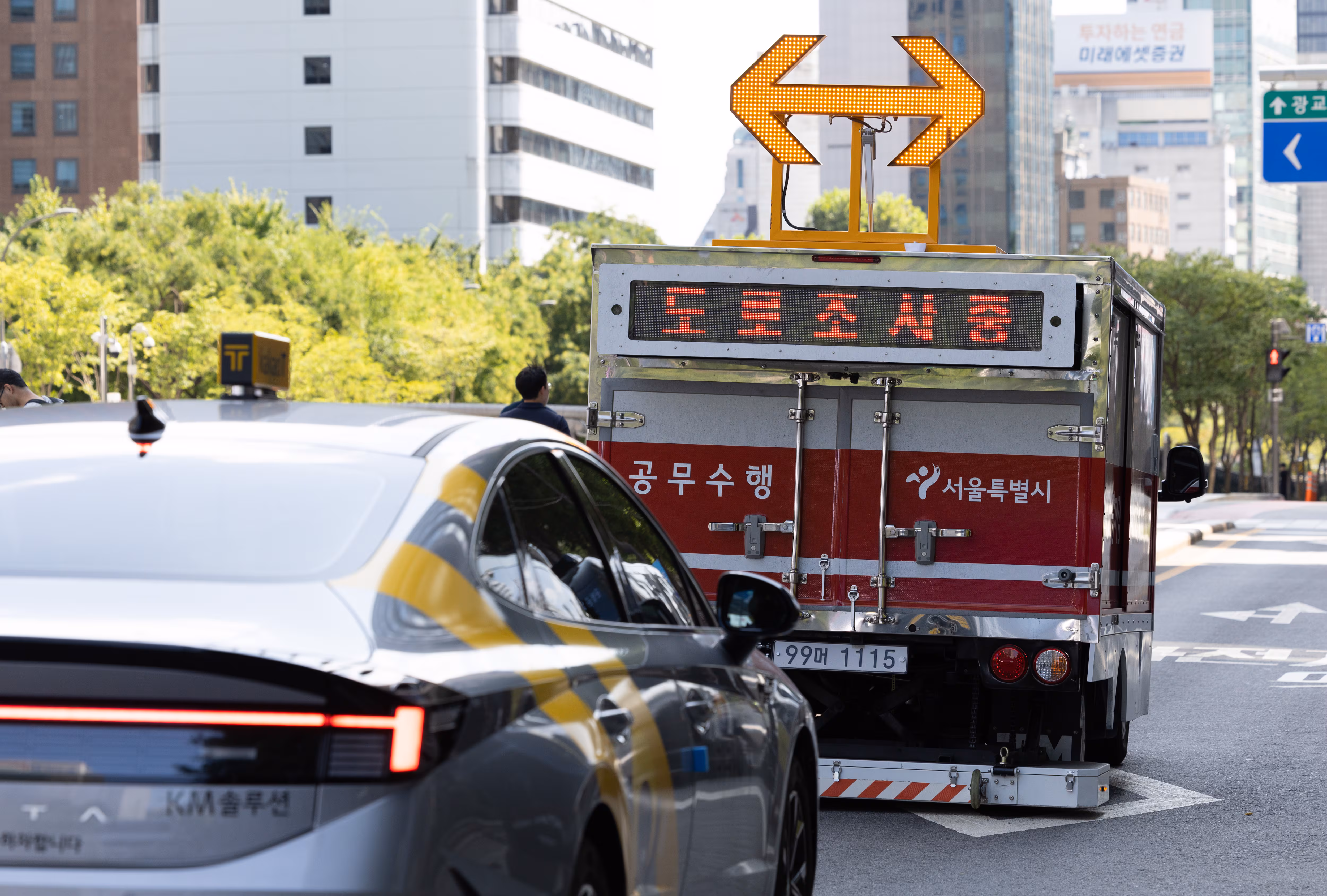 서울시 재난안전실 도로관리과 직원들이 땅꺼짐 탐사대 차량을 이용해 도로 지반을 점검하고 있다. /뉴스1
