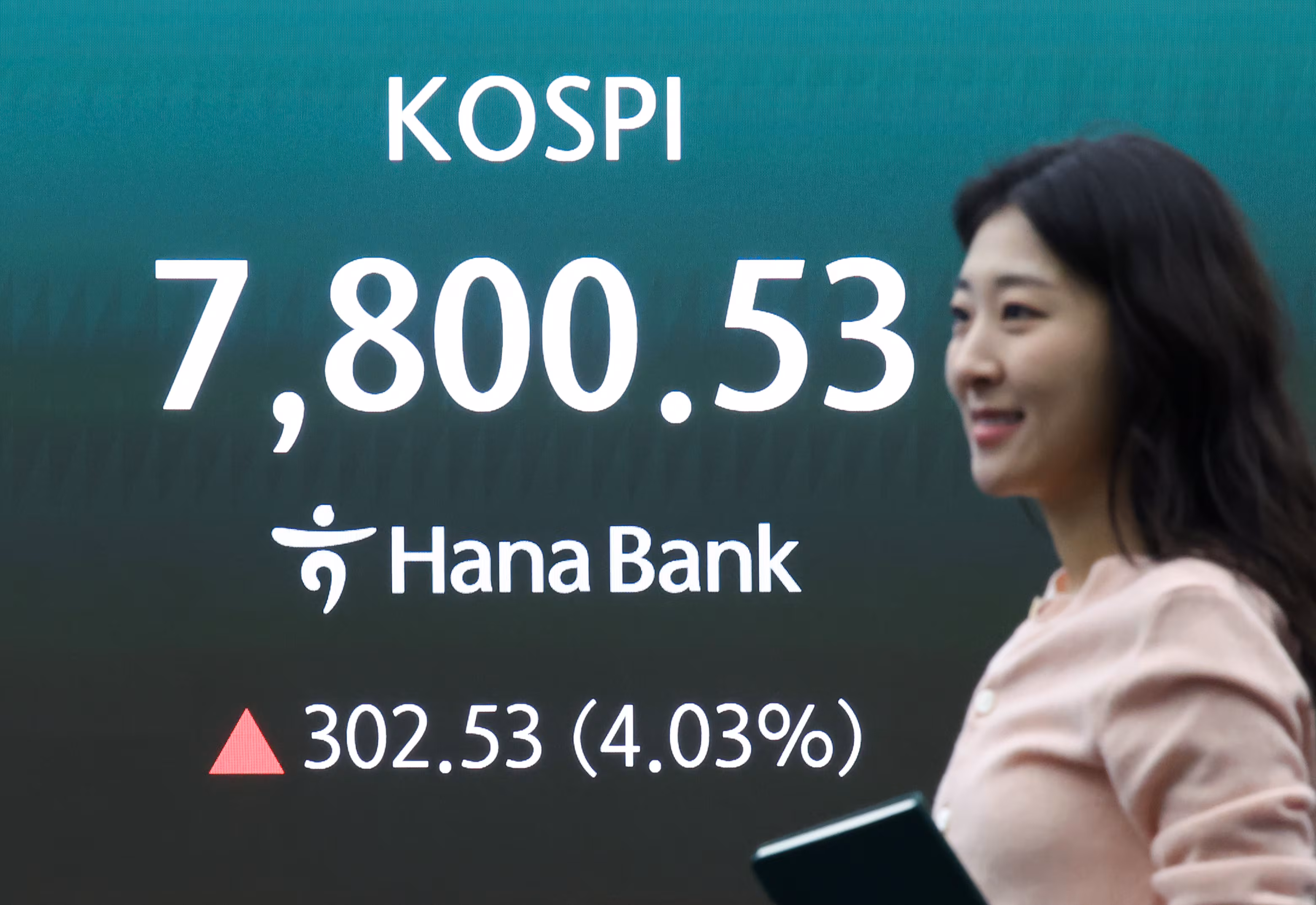 코스피가 개장 직후 7800선을 넘어 사상 최고치를 기록한 11일 오전 서울 중구 하나은행 본점 딜링룸 전광판에 코스피 지수가 표시되고 있다. 이날 코스피는 전 거래일 대비 227.31포인트(3.70%) 오른 7775.31에 개장했다./뉴스1