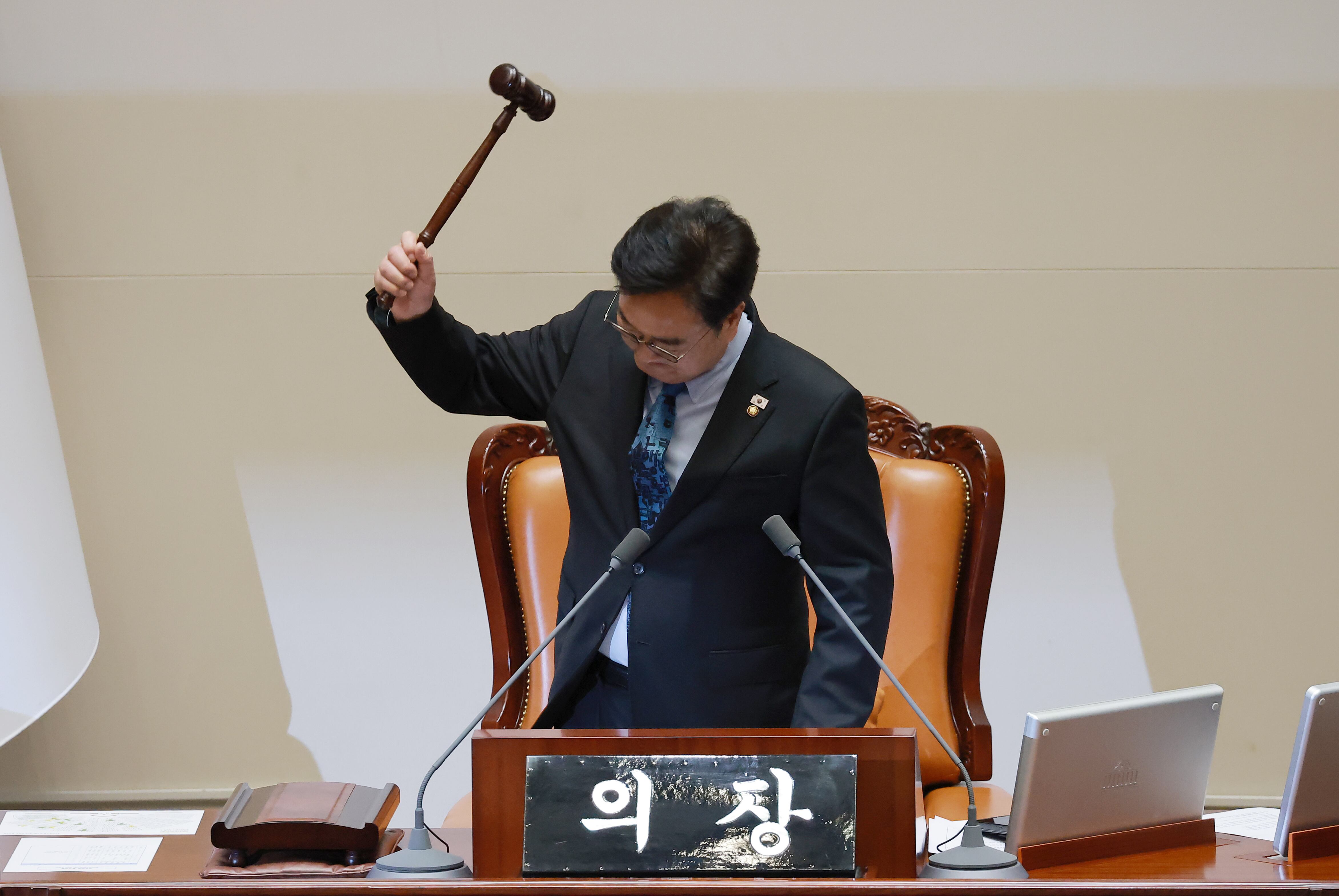 우원식 국회의장이 8일 국회에서 열린 5월 임시국회 제2차 본회의 산회를 선포하고 있다. /연합뉴스
