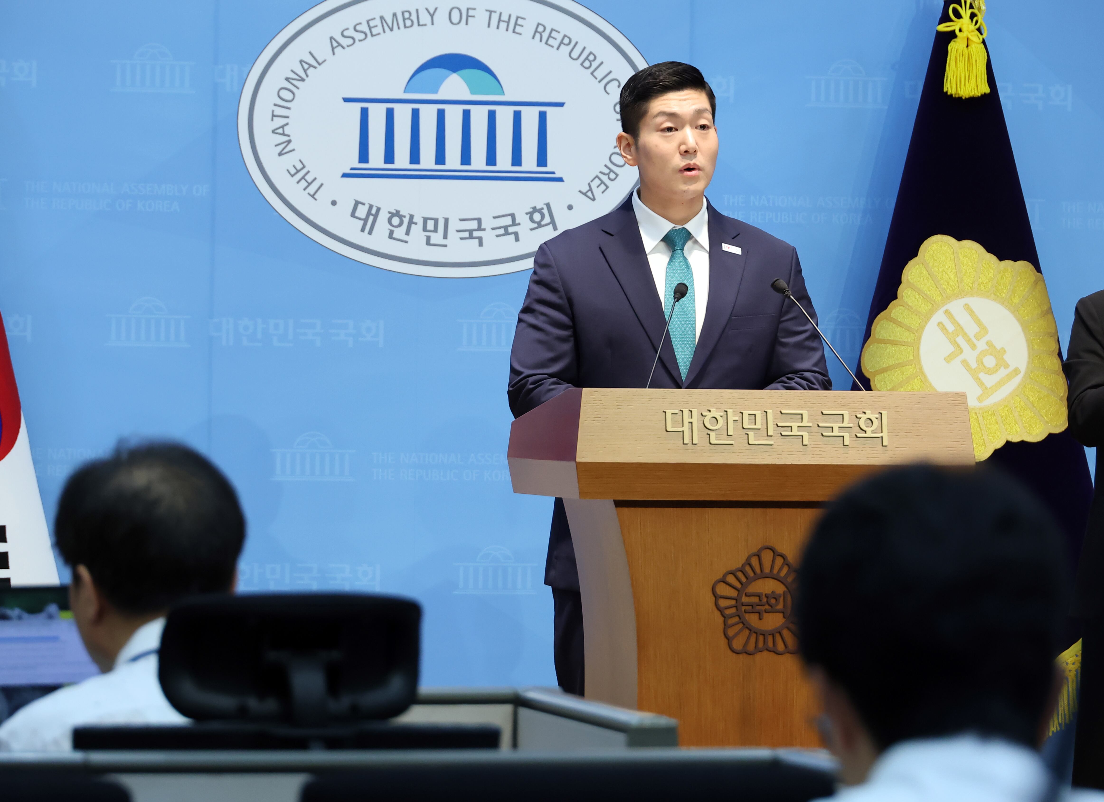 국민의힘 김재섭 의원이 13일 국회 소통관에서 기자회견을 열고 더불어민주당 정원오 서울시장 후보의 폭행 전과와 관련한 내용을 밝히고 있다./연합뉴스