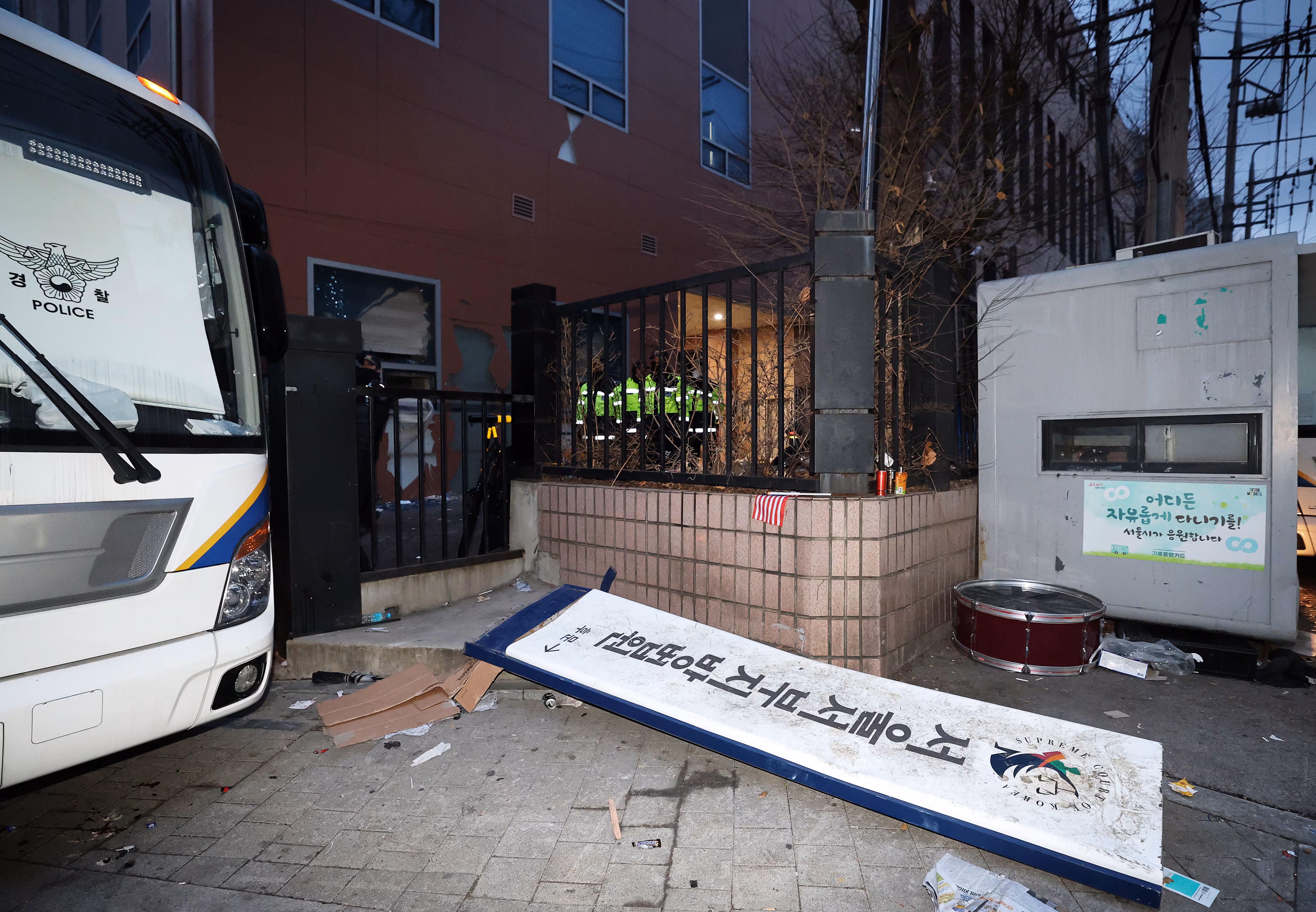 지난해 1월 19일 오전 윤석열 전 대통령 지지자들의 난입 사태가 발생한 서울 마포구 서울서부지방법원 후문에 서부지법 현판이 파손된 채 놓여 있다./뉴스1 