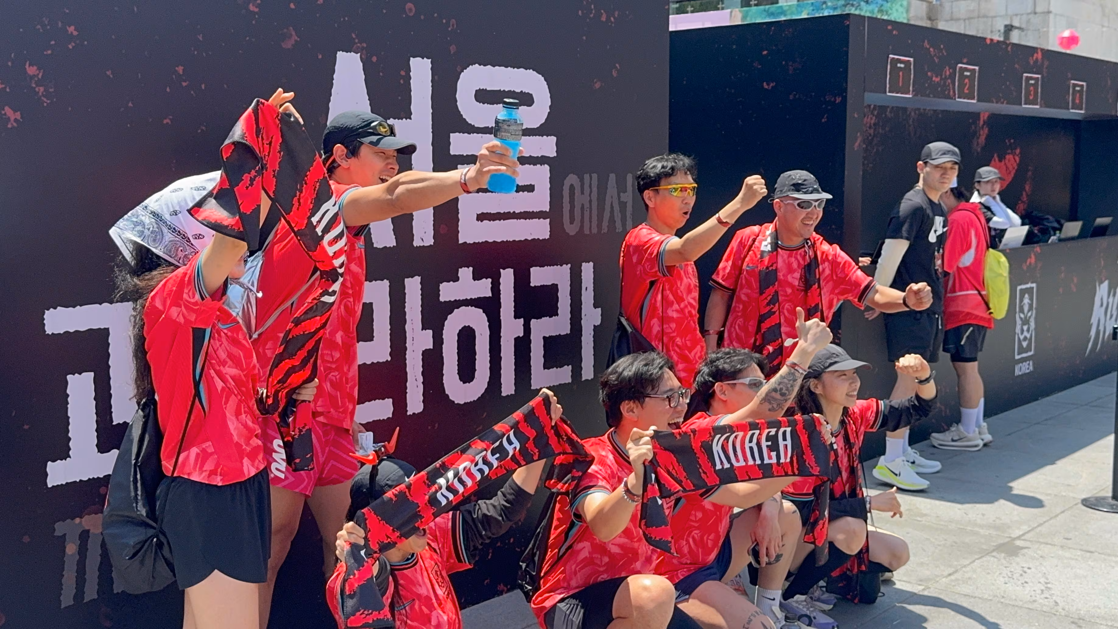 16일 서울 광화문 광장에서 열린 나이키 '런 투 로어' 행사에서 참가자들이 기념 사진을 촬영하고 있다. /권유정 기자