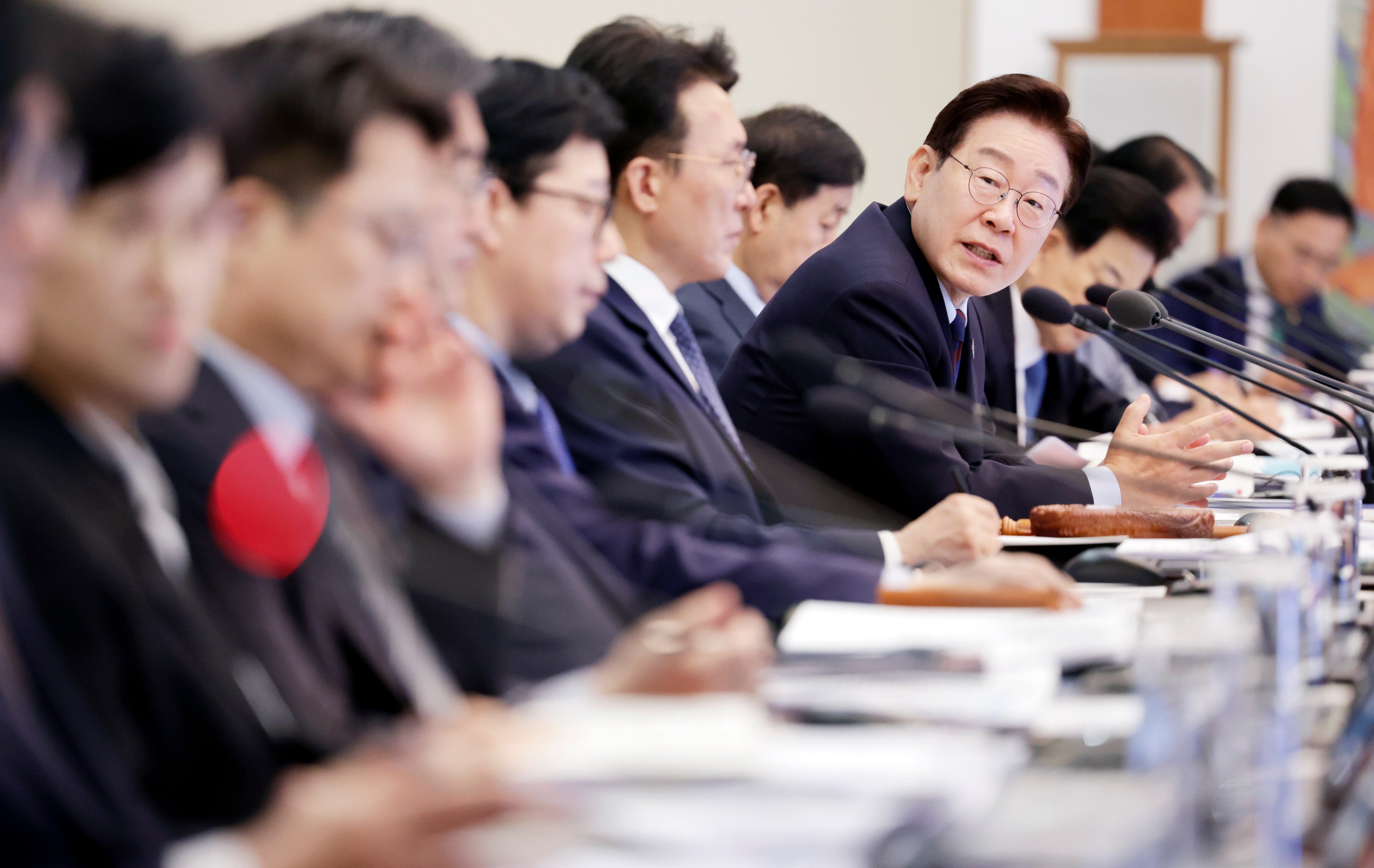 이재명 대통령이 26일 청와대에서 열린 제23회 국무회의 겸 제10차 비상경제점검회의에서 이억원 금융위원장에게 질문하고 있다. /뉴스1