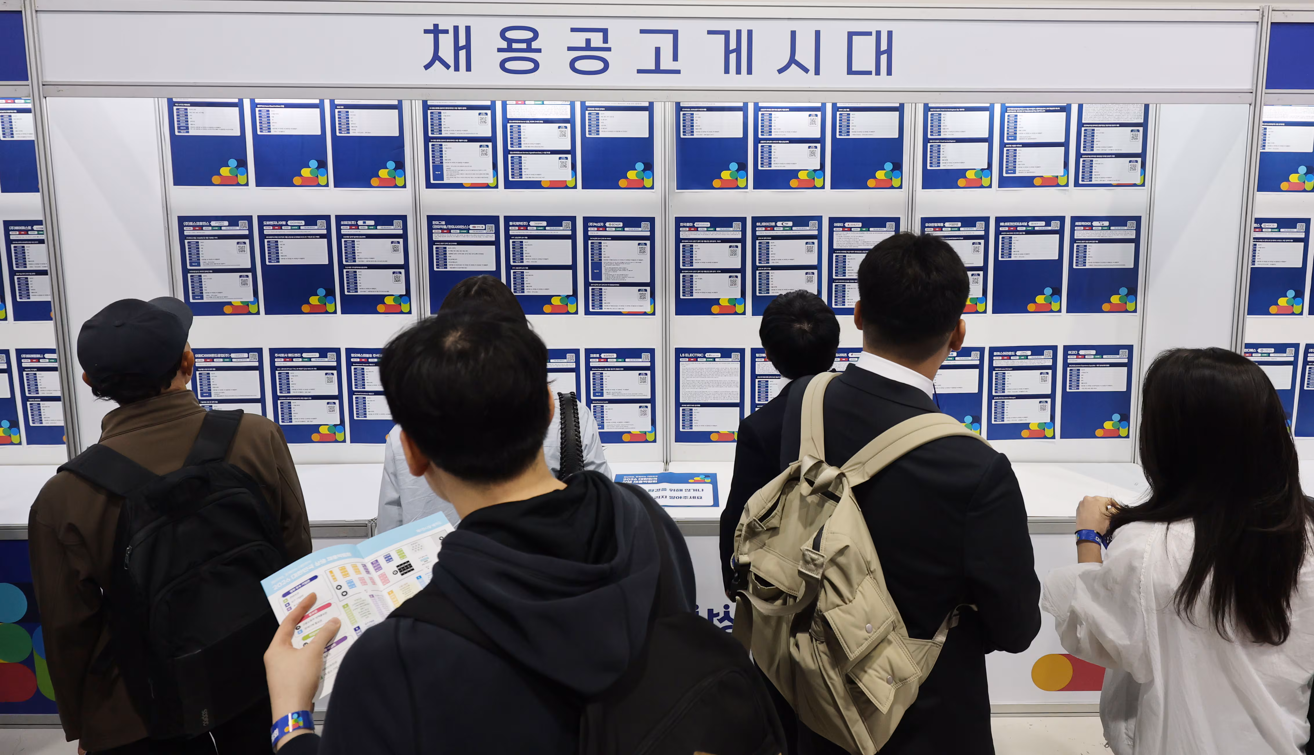 지난 4월 8일 서울 서초구 aT센터에서 열린 2026 대한민국 상생 채용박람회에서 구직자들이 채용공고 게시대를 살피고 있다. /연합뉴스