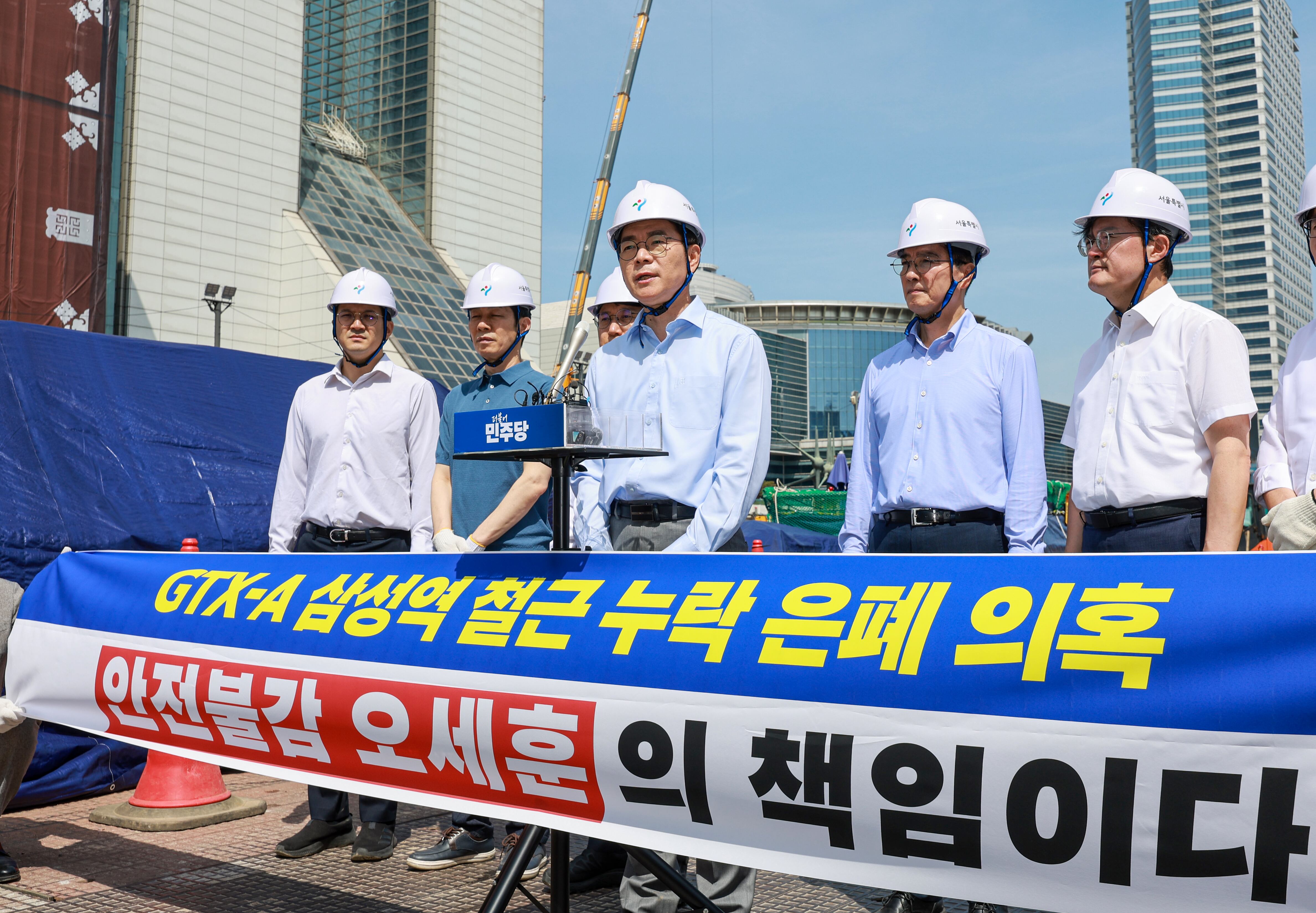 정원오 더불어민주당 서울시장 후보가 17일 서울 강남구 GTX-A 삼성역 구간 ‘철근 누락’ 공사 현장 긴급 방문을 마치고 취재진 질문에 답하고 있다./뉴스1