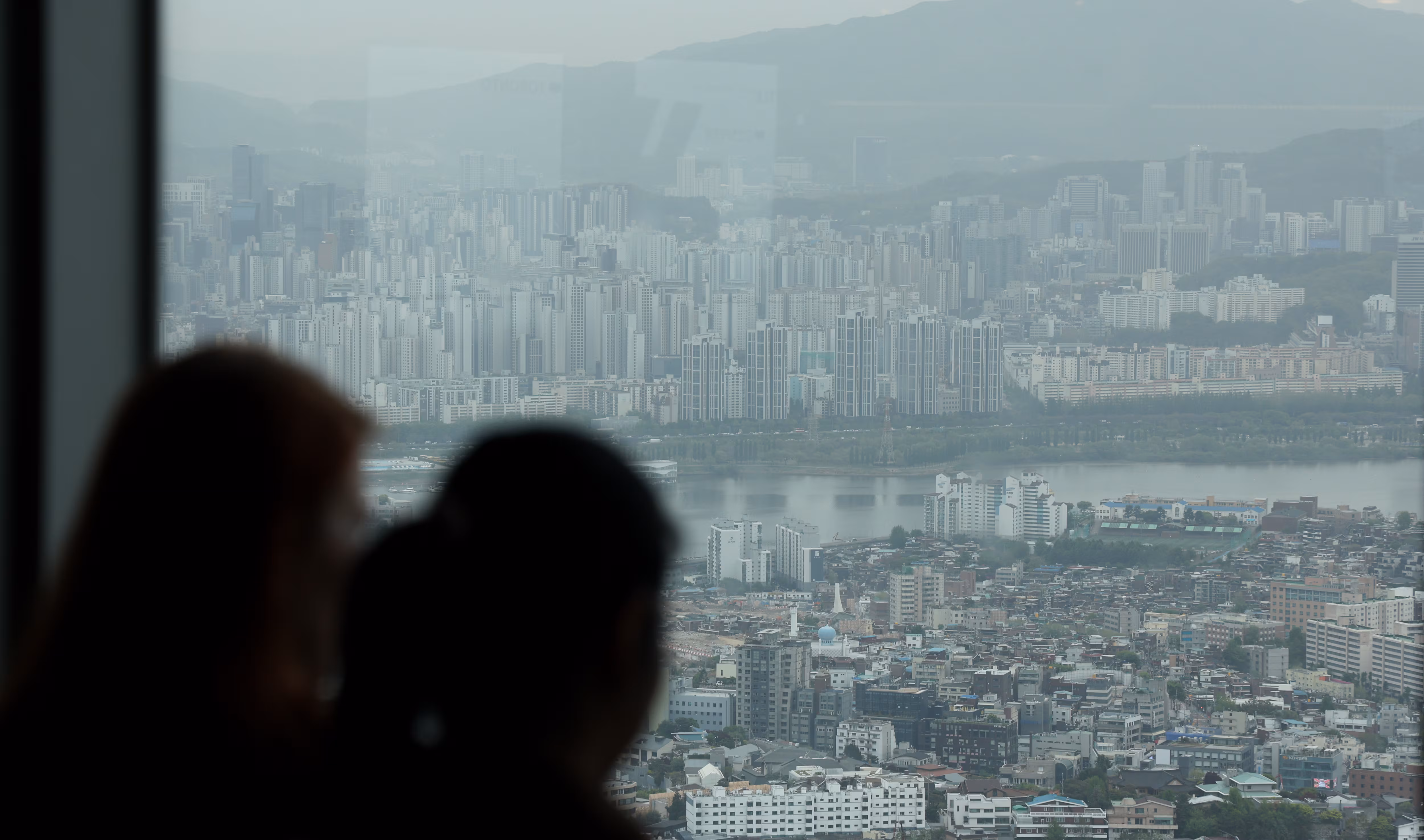 전국 대부분 지역에 황사의 영향으로 미세먼지 농도가 나쁨 수준을 보인 지난 22일 오전 서울 중구 남산타워 전망대에서 바라본 서울시내가 뿌옇게 보이고 있다./뉴스1