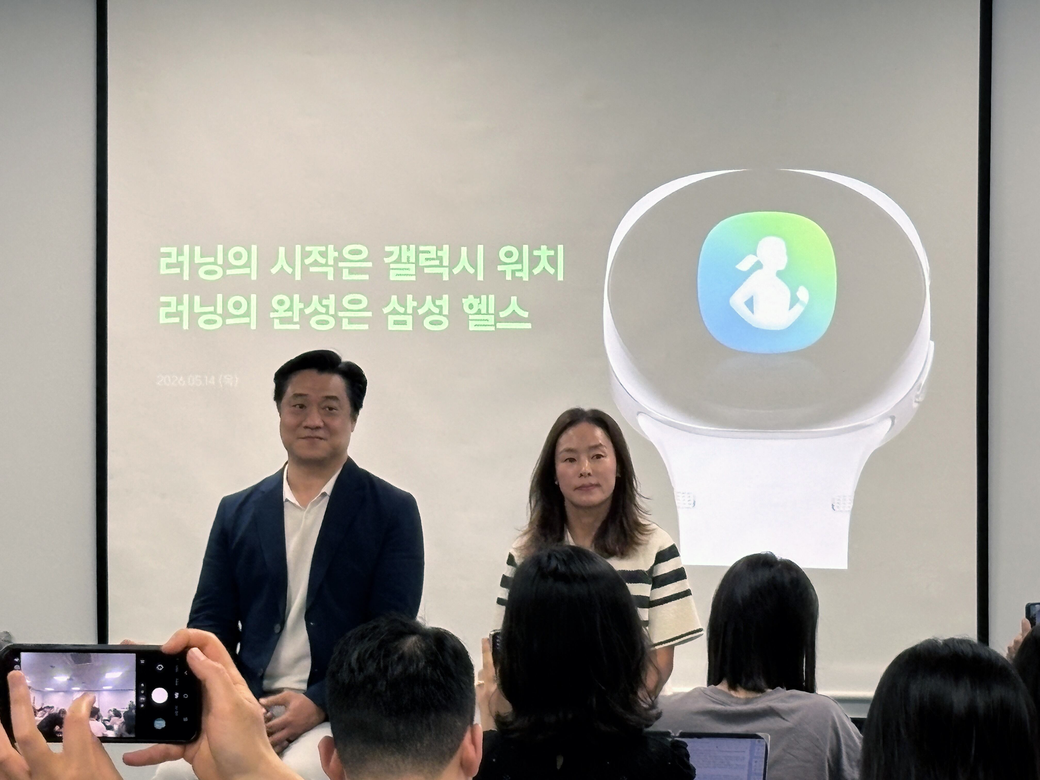 최준일 삼성전자 MX사업부 디지털헬스팀 상무(왼쪽)와 전 국가대표 마라토너 권은주 감독(오른쪽)이 14일 서울 중구 태평로빌딩에서 미디어 브리핑을 열고 있다. /고성민 기자