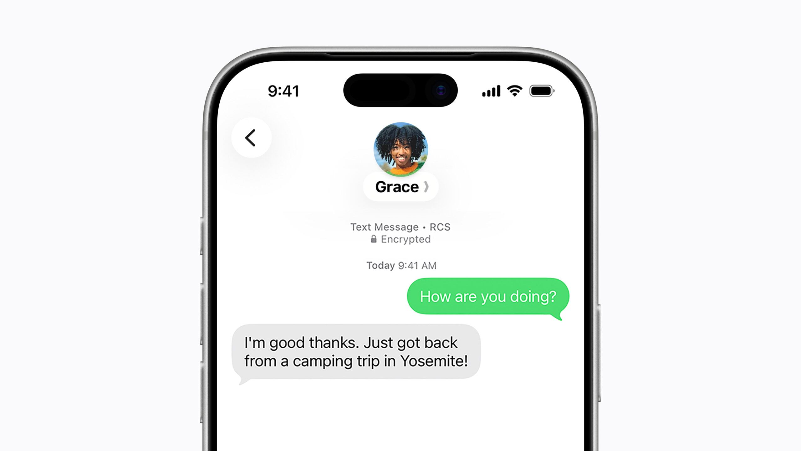 애플은 11일부터 iOS 26.5 이상을 실행하는 아이폰 사용자와 안드로이드 사용자를 대상으로 종단간 암호화 RCS 메시징 베타 버전을 출시했다. 사용자는 RCS 채팅에서 새로운 자물쇠 아이콘을 통해 대화가 종단간 암호화되었음을 알 수 있다./애플