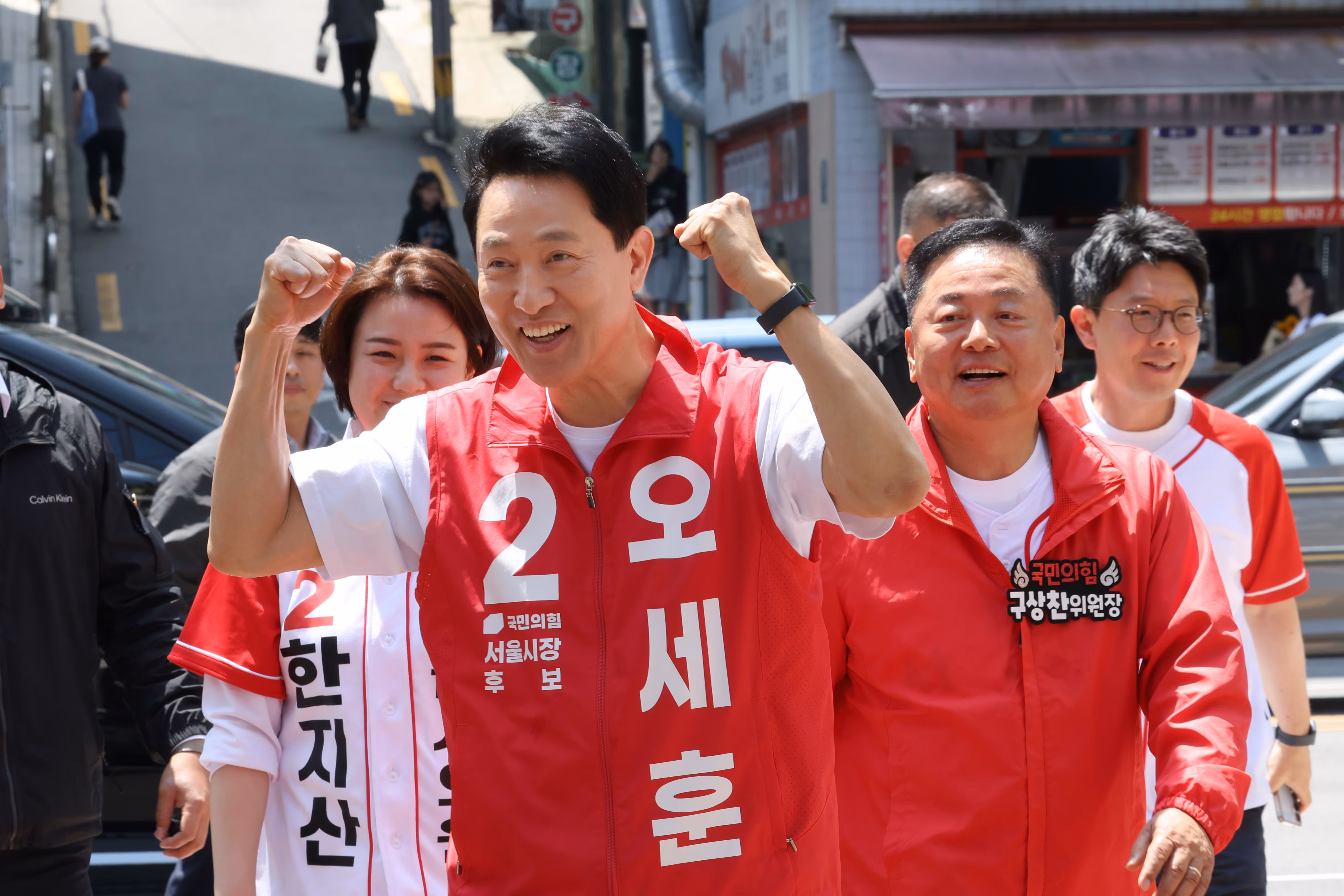 오세훈 국민의힘 서울시장 후보가 서울 강서구 까치산 시장을 방문했다./오세훈 캠프 제공