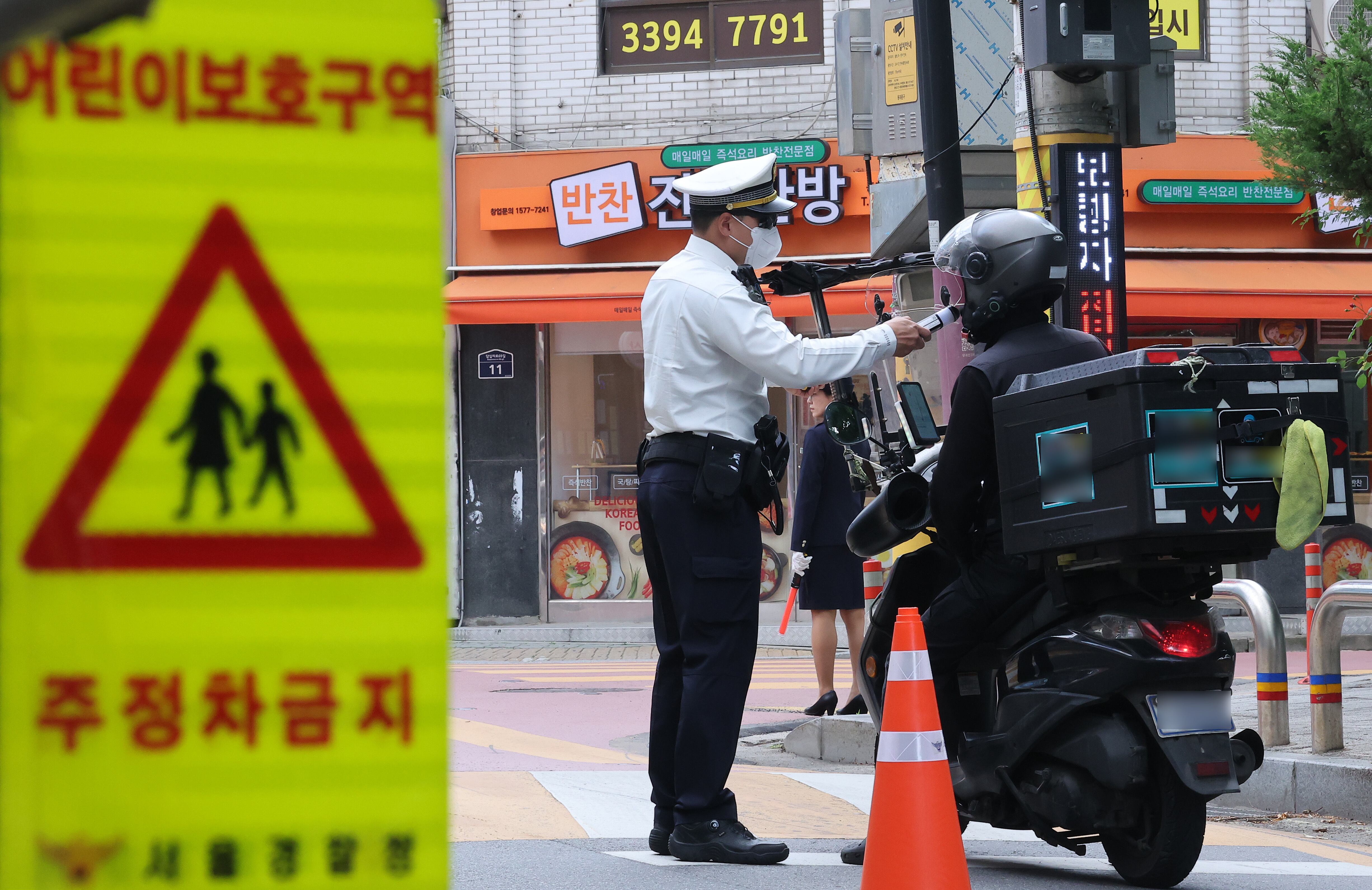 동대문경찰서 경찰관들이 12일 서울 동대문구 장평초등학교 앞에서 스쿨존 하굣길 교통법규위반 집중단속을 하고 있다. /뉴스1