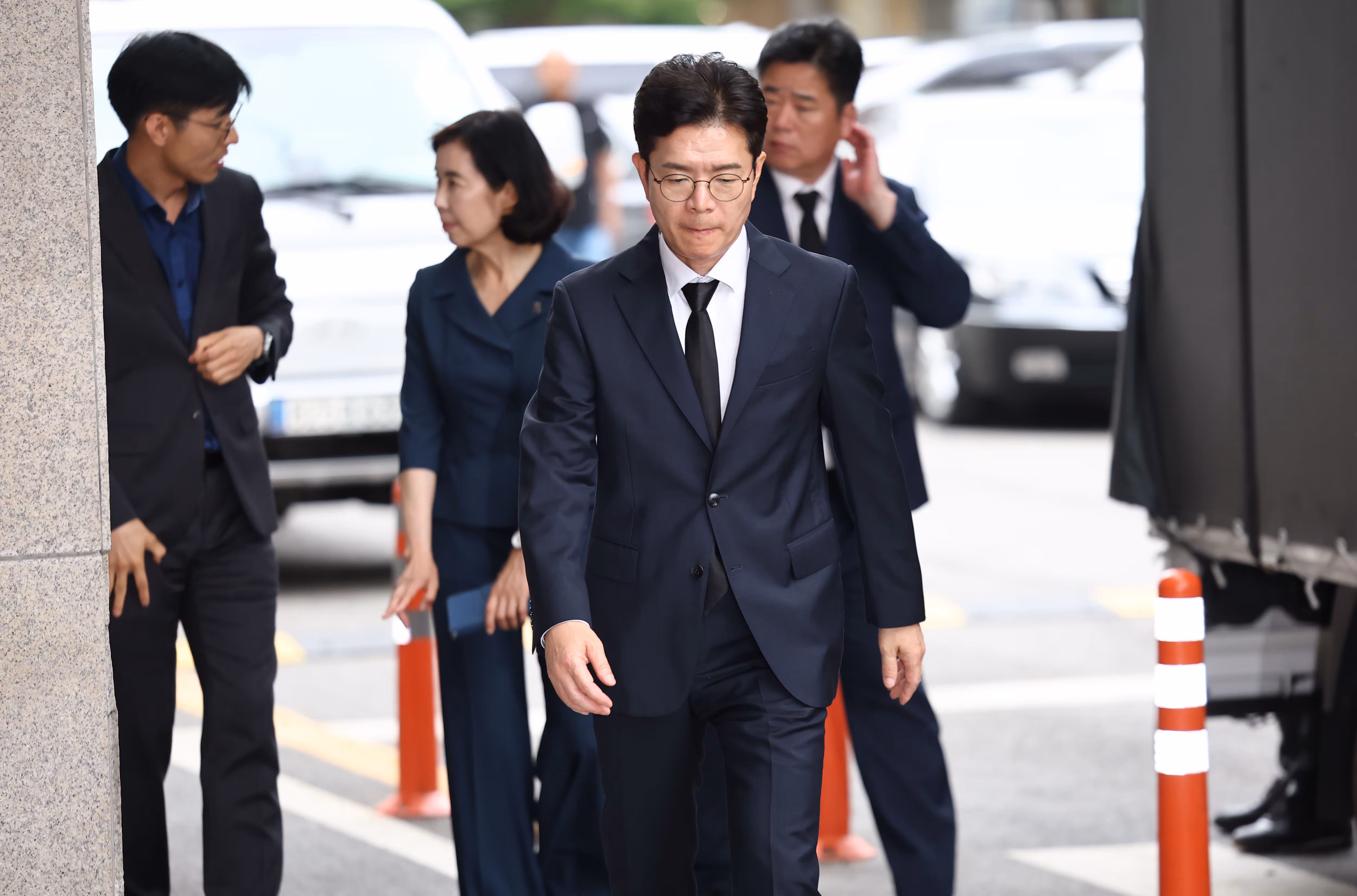 더불어민주당 정원오 서울시장 후보가 27일 서울 서소문 고가차도 붕괴 희생자의 빈소로 향하고 있다./연합뉴스