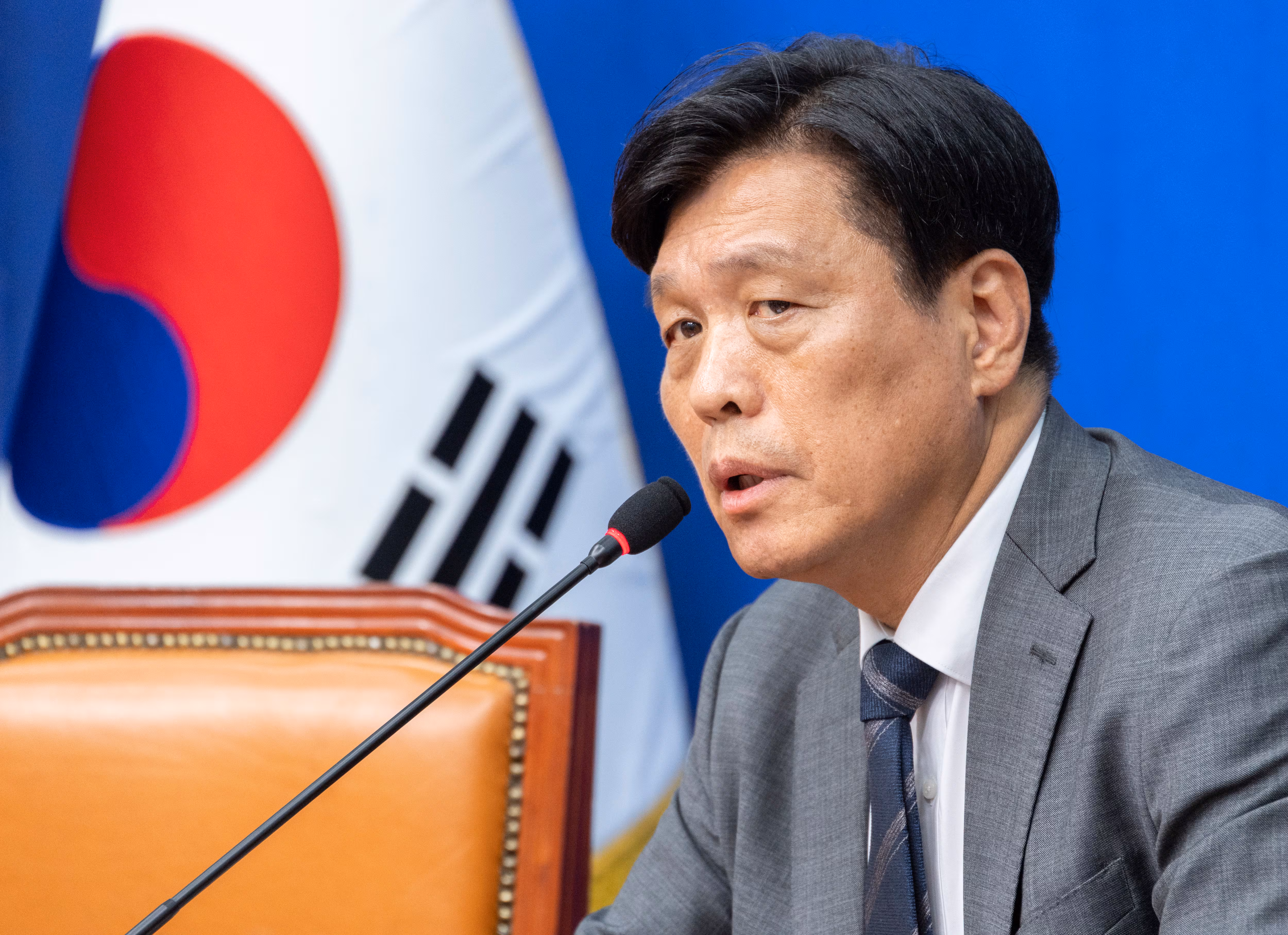 6ㆍ3 지방선거와 재보선에서 더불어민주당 총괄선대본부장을 맡은 조승래 사무총장이 22일 국회에서 기자간담회를 하고 있다./연합뉴스