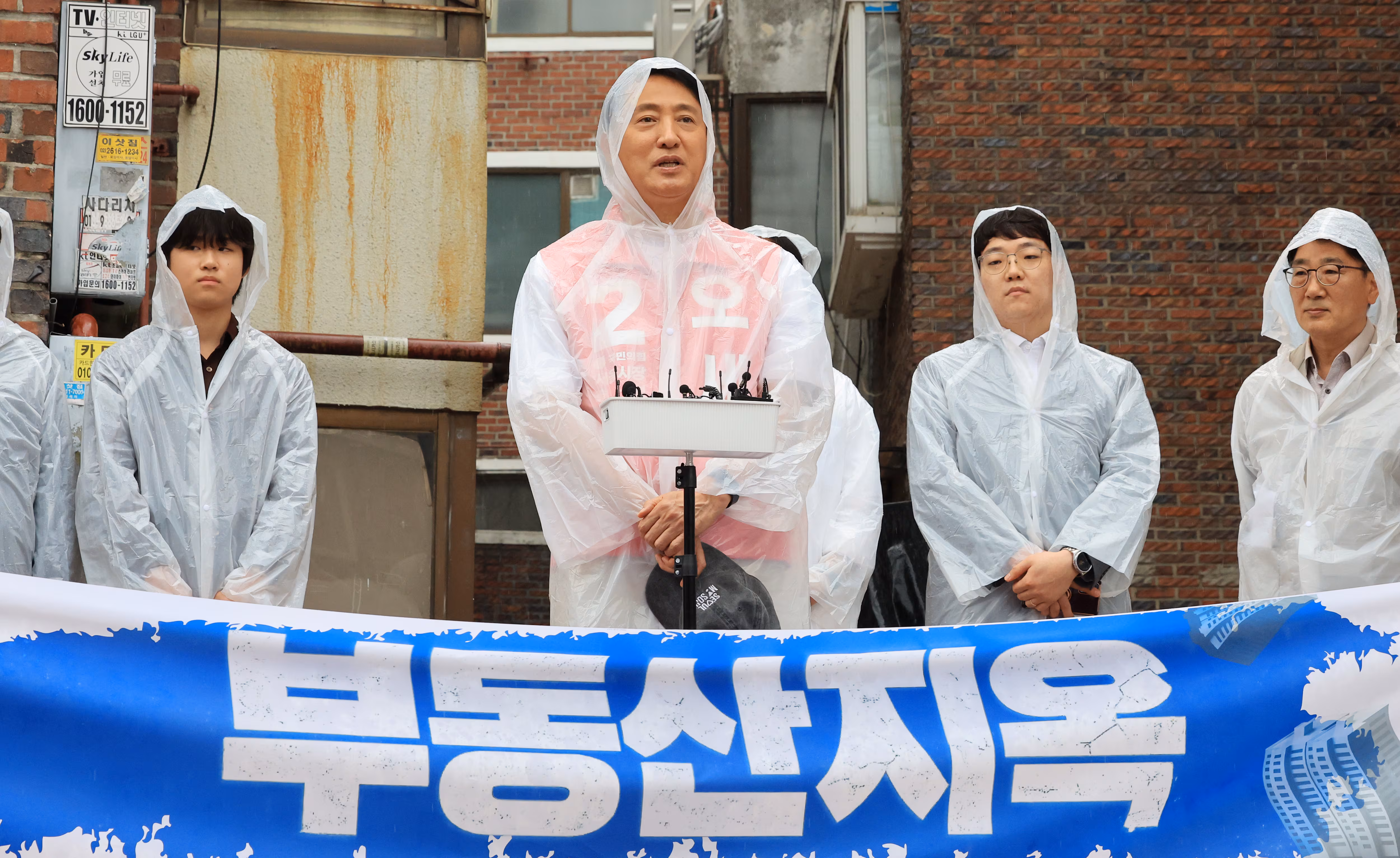 오세훈 국민의힘 서울시장 후보가 11일 서울 구로구 주택가 단지 일대에서 열린 부동산지옥 시민대책회의 기자회견에서 발언하고 있다./ 뉴습