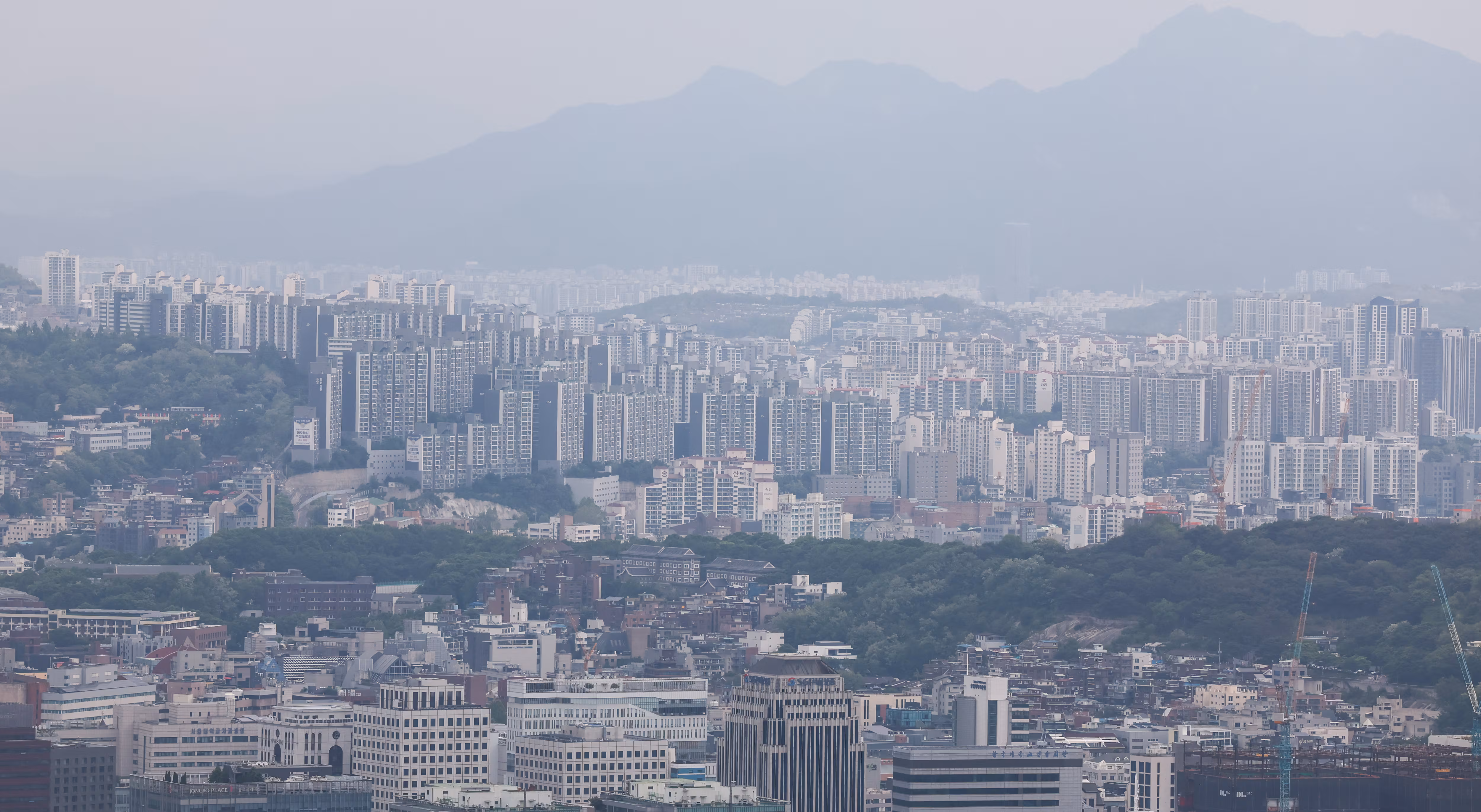 7일 서울 남산에서 바라본 서울 시내 아파트 단지의 모습. /뉴스1