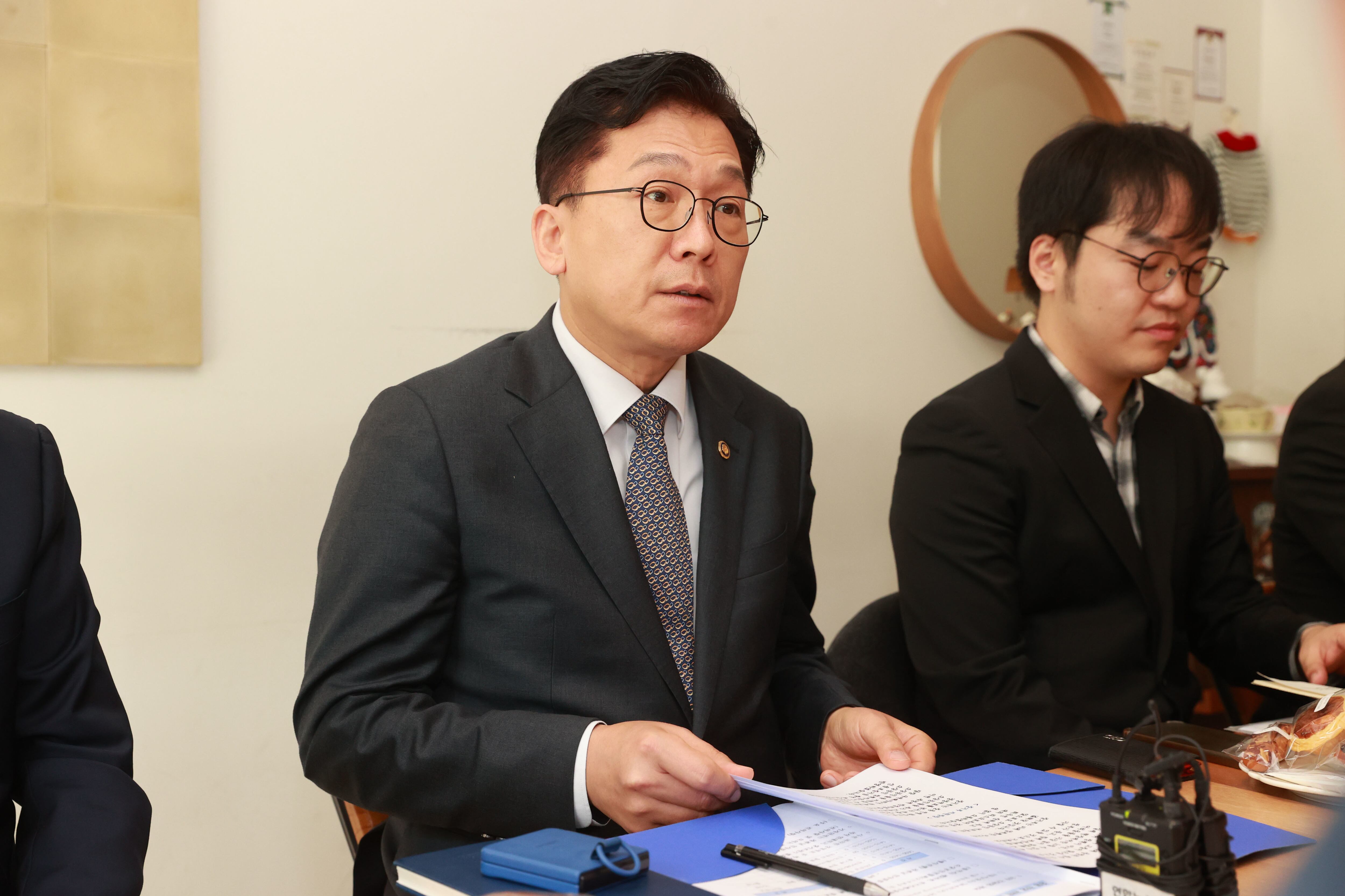 이병권 중소벤처기업부 제2차관이 21일 서울 영등포구 한 카페에서 열린 중동 전쟁 관련 소상공인 현장애로 간담회에서 모두발언을 하고 있다./중소벤처기업부 제공
