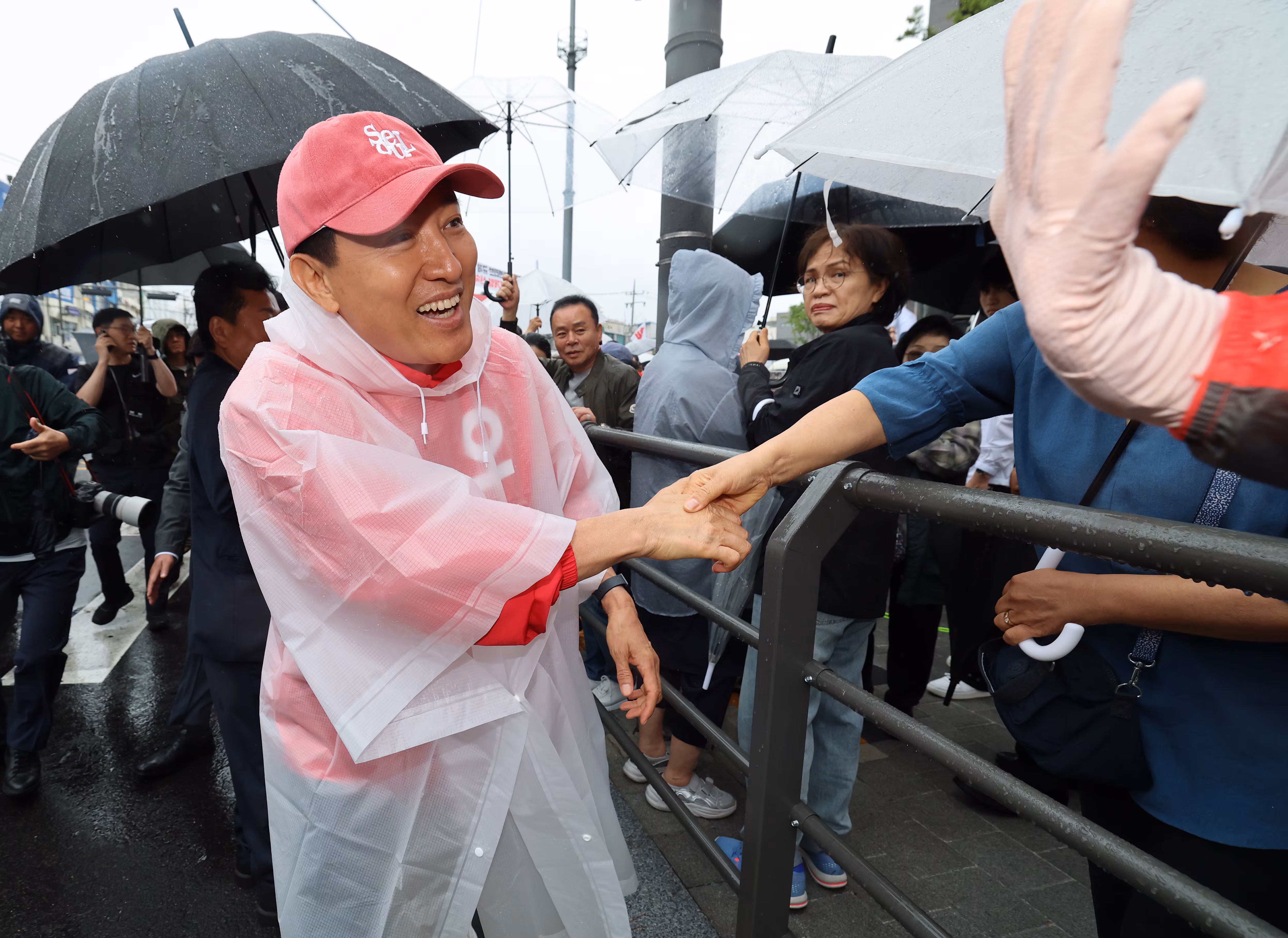 오세훈 국민의힘 서울시장 후보가 6·3 지방선거 공식 선거운동이 시작된 21일 서울 강북구 삼양사거리에서 열린 첫 유세에서 시민들과 악수를 나누고 있다./뉴스1