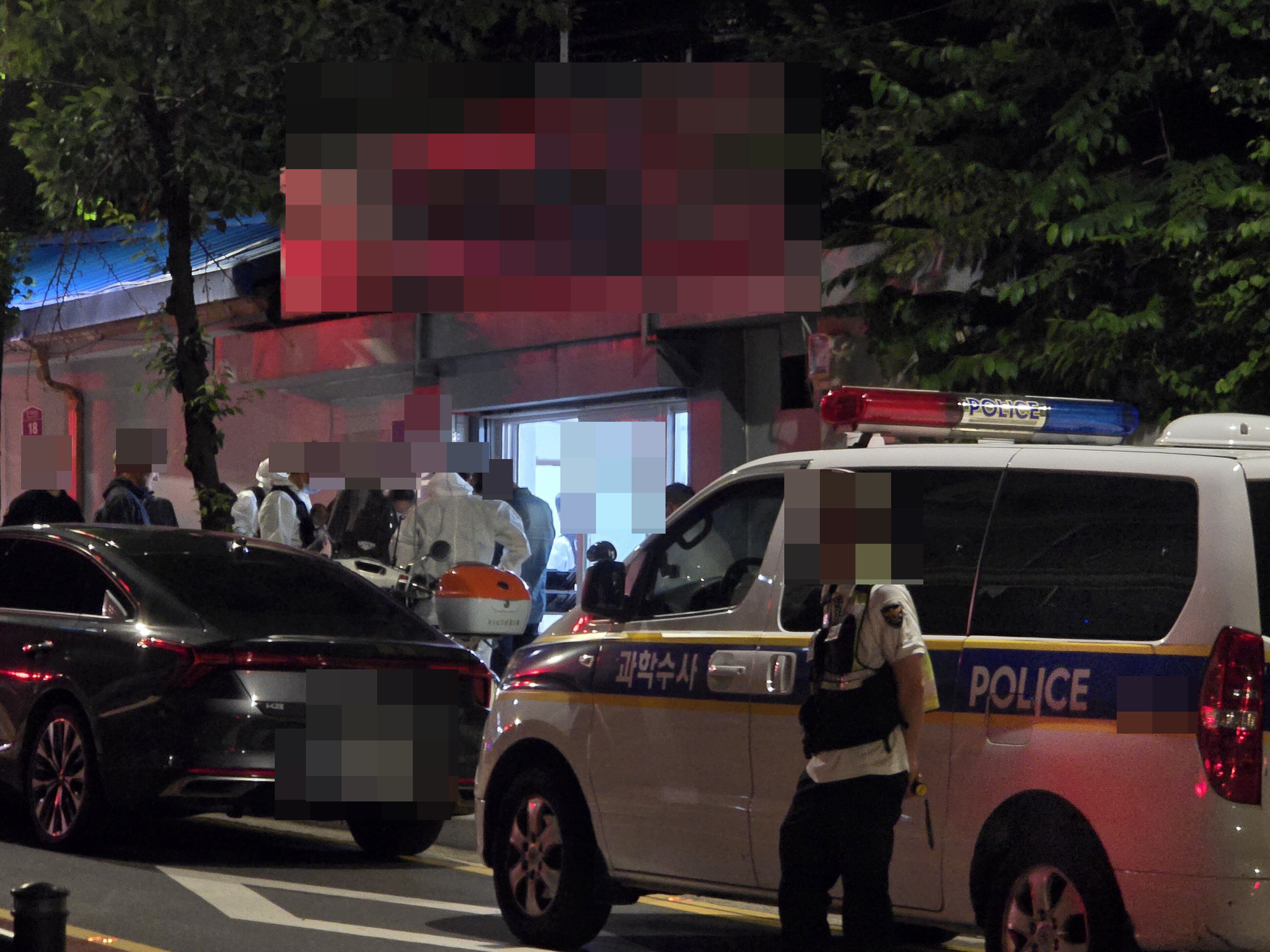22일 오후 11시쯤 서울 서대문구 사건 현장에 출동한 과학수사대가 조사를 진행하고 있다./정두용 기자.