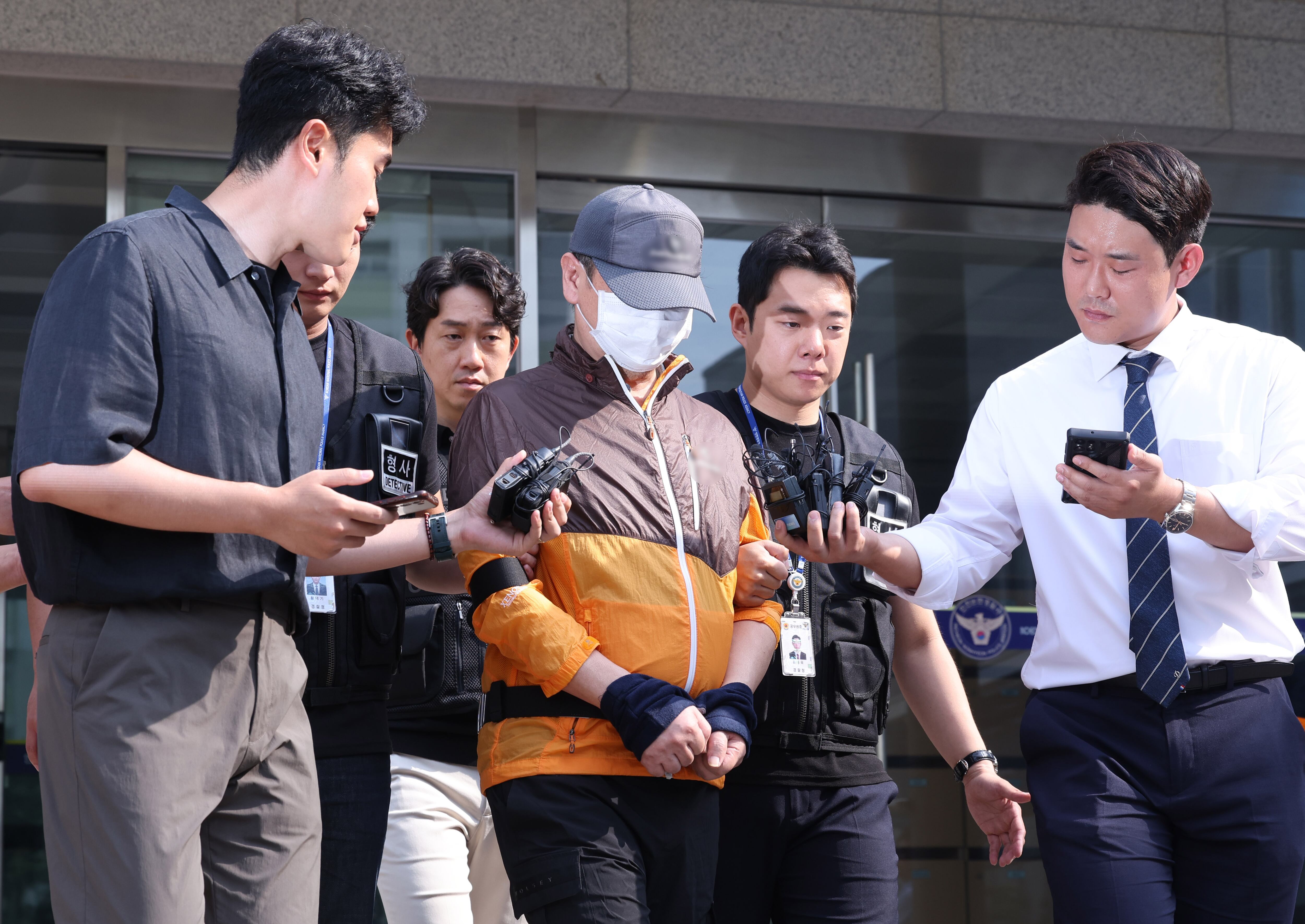 사제 총기 살해 사건 피의자 A씨(62)가 지난해 7월 30일 오전 인천논현경찰서에서 검찰로 송치되고 있다./뉴스1 