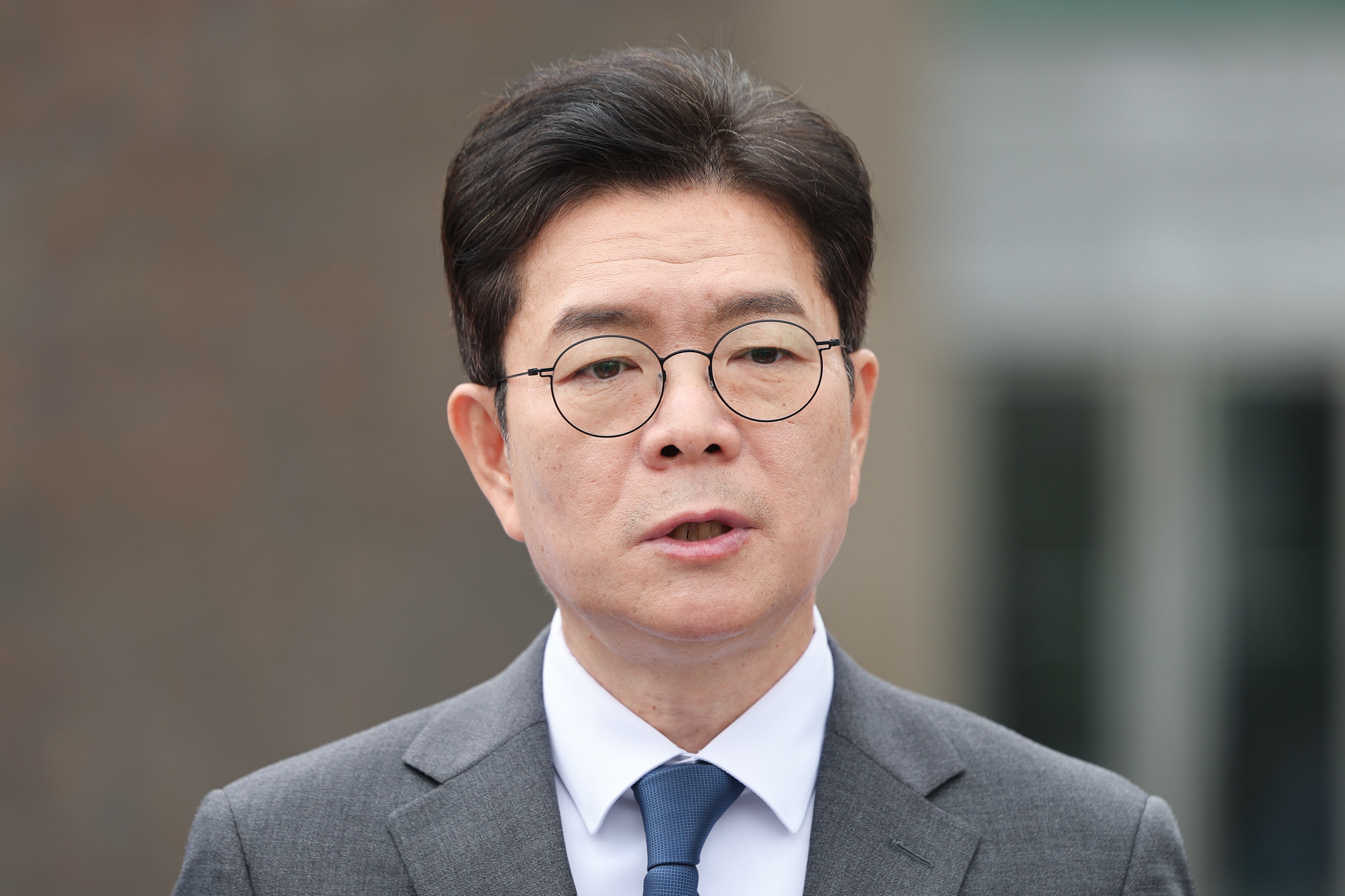더불어민주당 정원오 서울시장 후보가 12일 서울 동대문구 청량리역 광장에서 '서울 공간 대전환' G2 공약을 발표하고 있다./연합뉴스