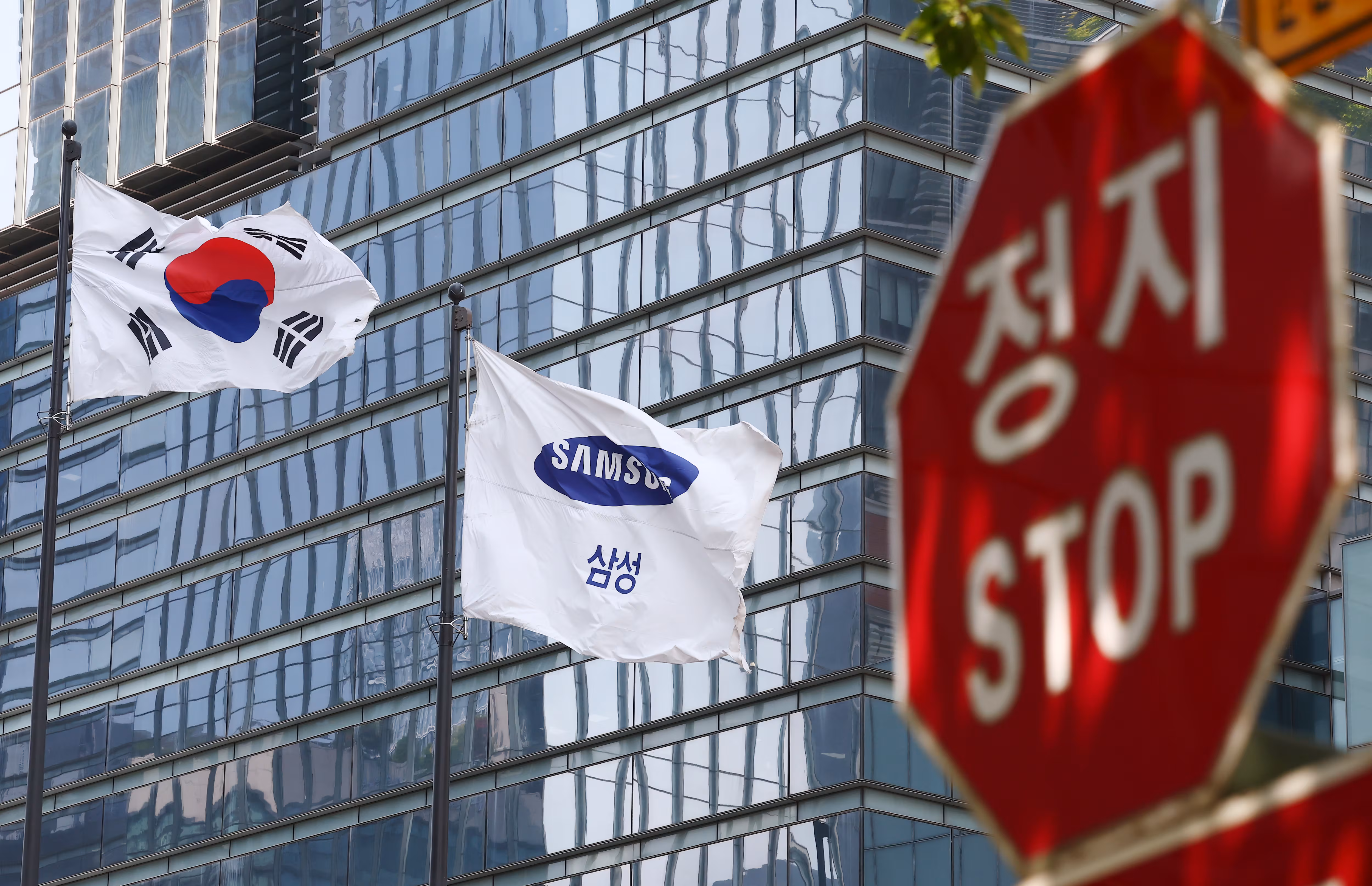 서울 서초구 삼성전자 본사 사옥에 걸린 삼성그룹 깃발이 바람에 펄럭이고 있다./뉴스1
