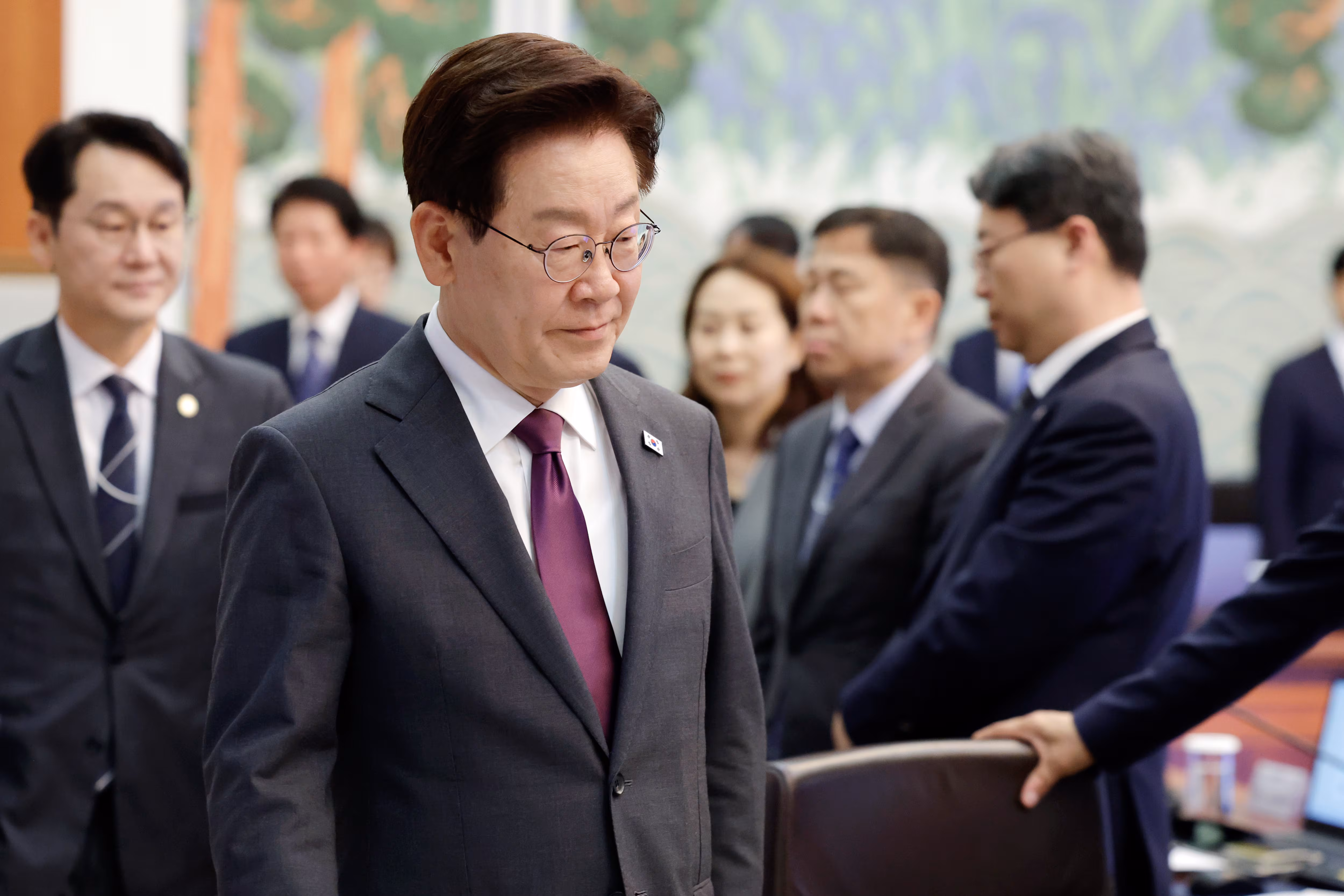 이재명 대통령이 21일 청와대에서 열린 수석보좌관회의에 입장하고 있다. /뉴스1