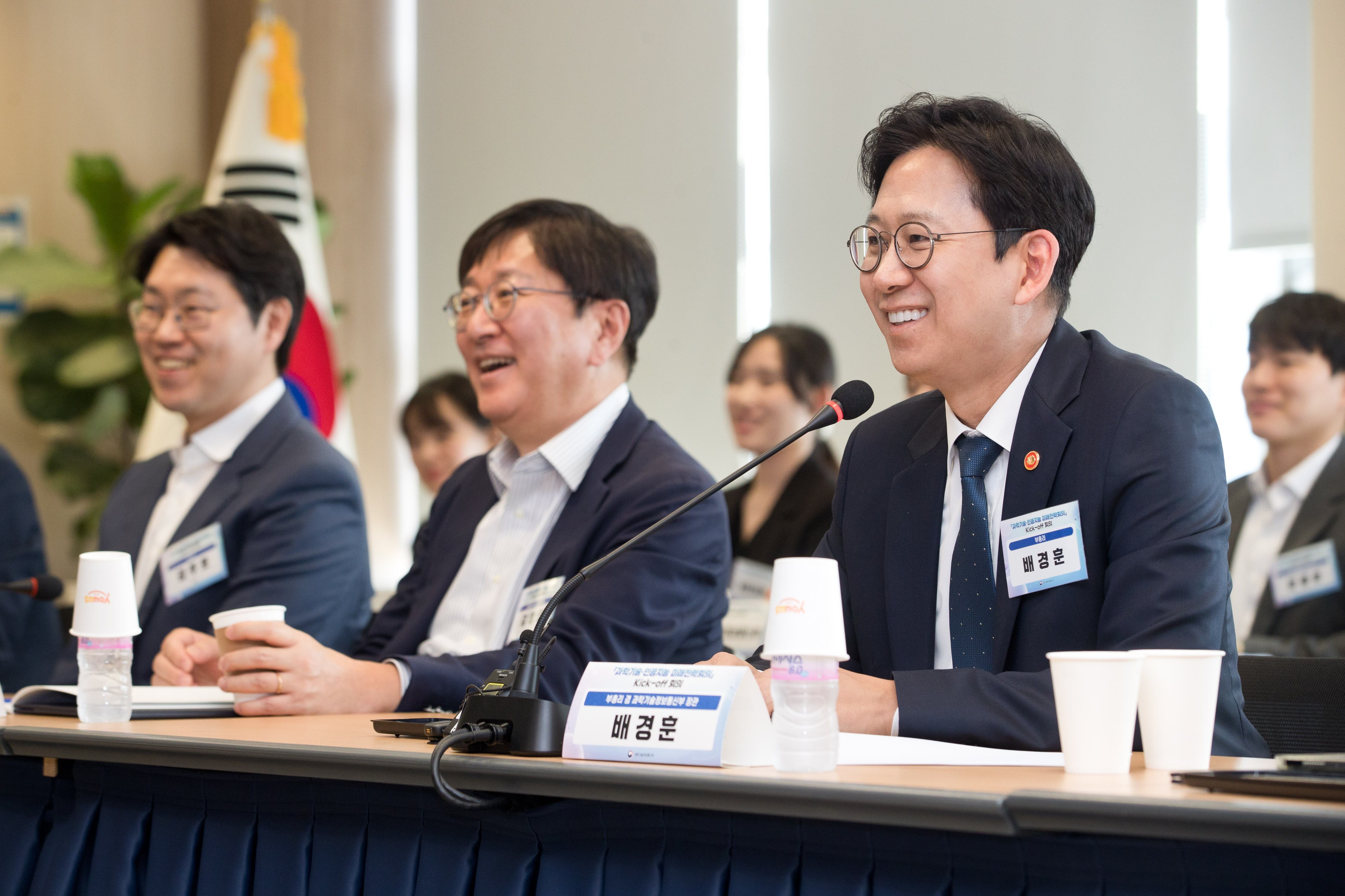 13일 오후 서울 종로구 광화문교보빌딩 국가과학기술자문회의 대회의실에서 열린 '과학기술 인공지능 미래전략회의'에 참석한 배경훈 부총리 겸 과학기술정보통신부 장관./과학기술정보통신부