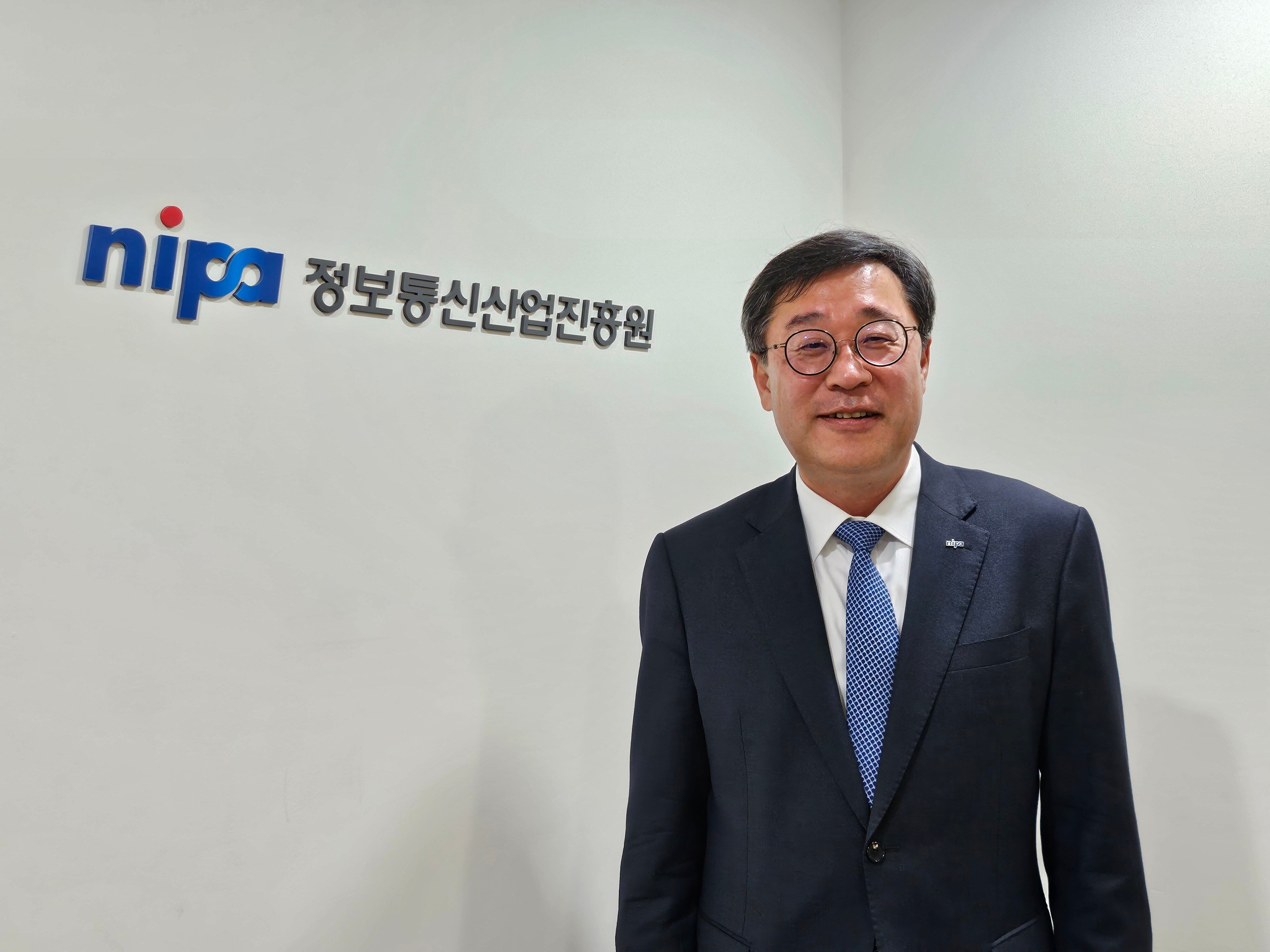 박윤규 정보통신산업진흥원(NIPA) 원장이 지난달 8일 조선비즈와 인터뷰하며 포즈를 취하고 있다./안상희 기자