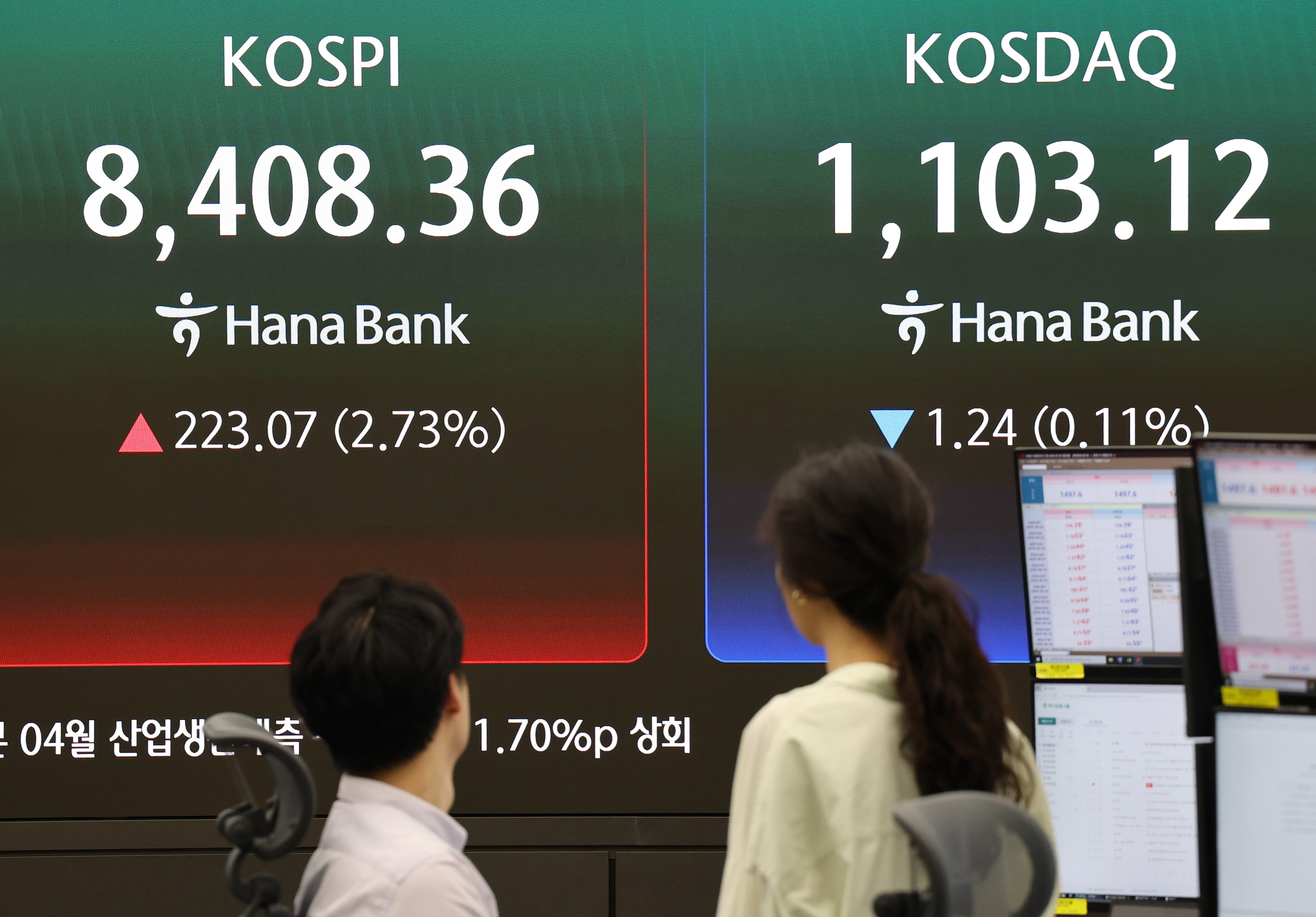 29일 서울 중구 하나은행 본점 딜링룸에서 직원들이 업무를 보고 있다. /연합뉴스