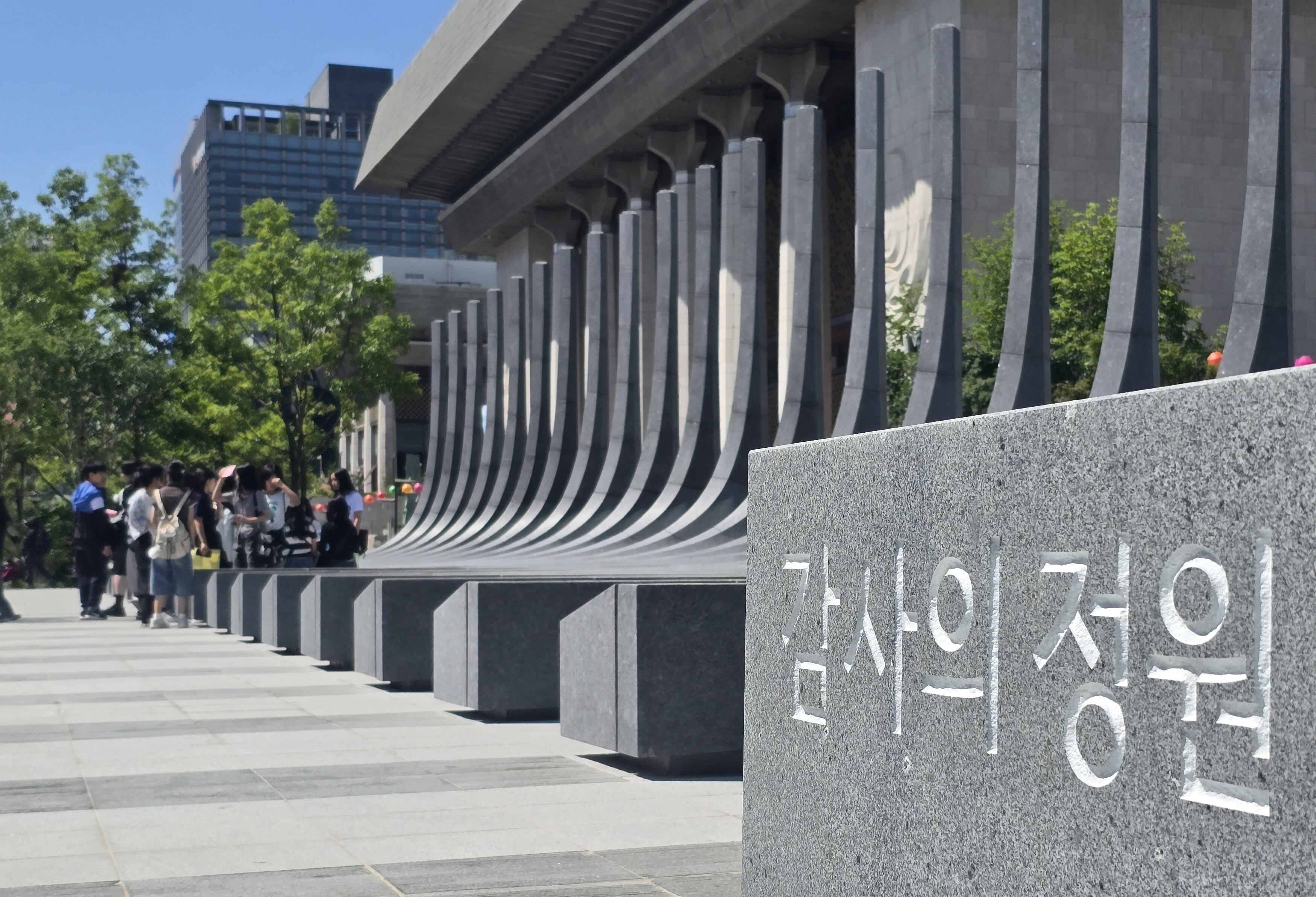22일 오전 서울 광화문광장에 있는 6·25전쟁 참전국 기념 공간 ‘감사의 정원’ 지상 조형물 ‘감사의 빛 23’. /권오은 기자