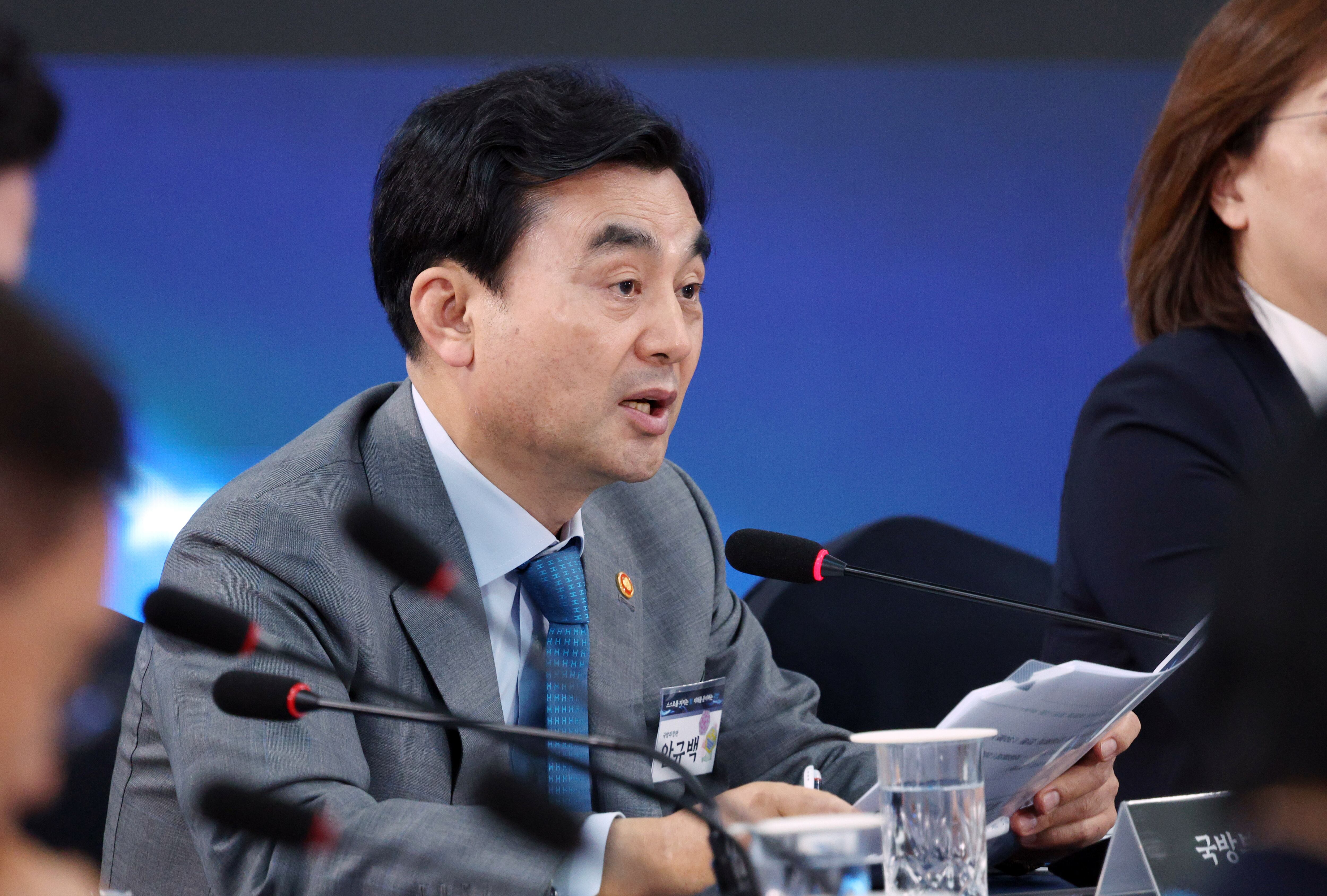 안규백 국방부 장관이 지난 26일 경남 창원시 진해구에서 열린 이재명 대통령 주재 제1회 미래국방전략위원회에서 핵추진잠수함 개발 기본계획을 발표하고 있다. /연합뉴스