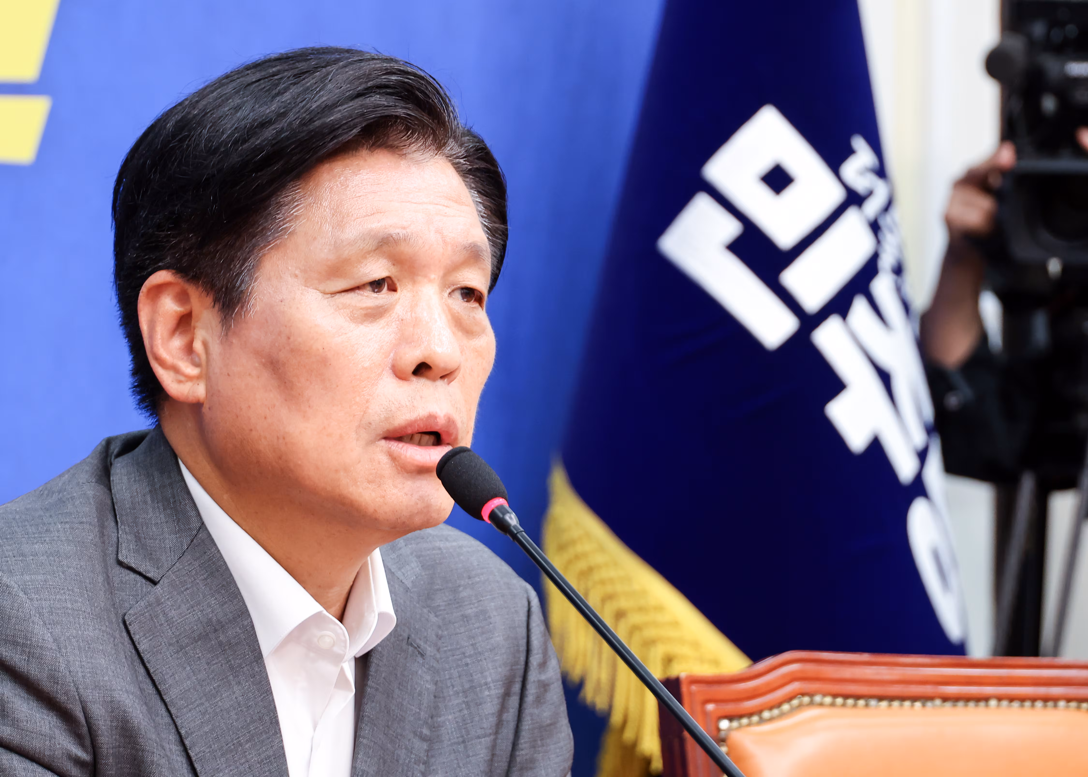 더불어민주당 대한민국 국가 정상화 선거대책위원회 조승래 총괄선대본부장이 10일 국회에서 기자회견을 열고 있다./연합뉴스