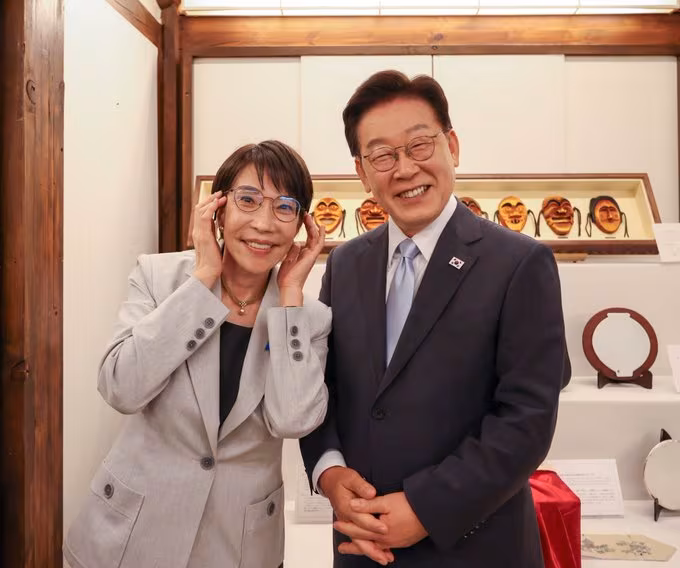 이재명 대통령이 19일 경북 안동 한 호텔에서 열린 다카이치 사나에 일본 총리와의 친교 일정에서 다카이치 총리가 선물한 안경을 쓰고 기념 촬영을 하고 있다. 왼쪽은 이재명 대통령의 안경을 쓴 다카이치 총리./일본 내각 공보실 공식 계정 엑스 게시물 캡처