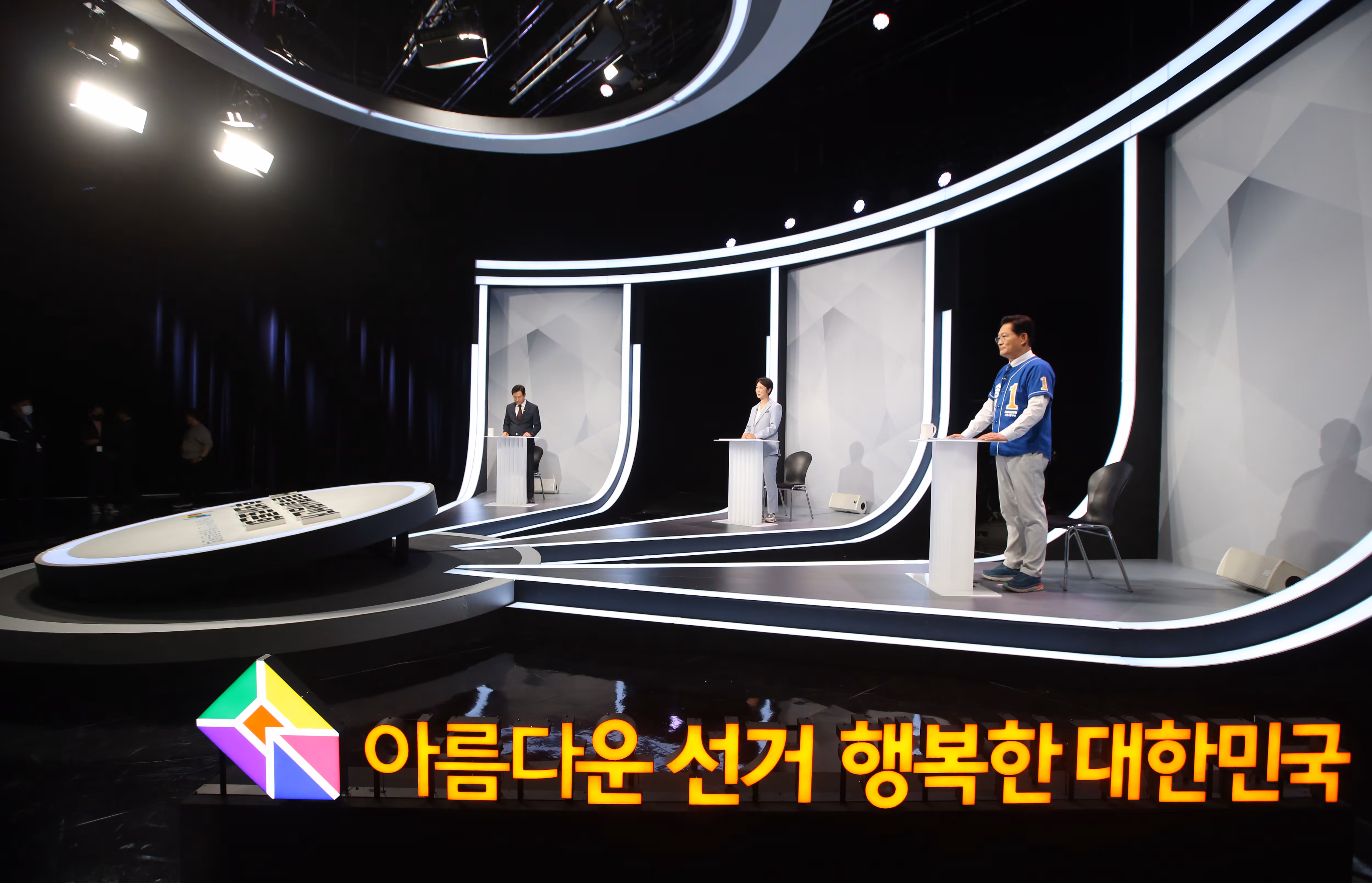 2022년 치러진 6.1 전국동시지방선거 당시 서울시장 후보들이 서울 마포구 MBC에서 열린 TV 토론회에서 토론 준비를 하고 있다. 왼쪽부터 국민의힘 오세훈 후보, 정의당 권수정 후보, 더불어민주당 송영길 후보./뉴스1