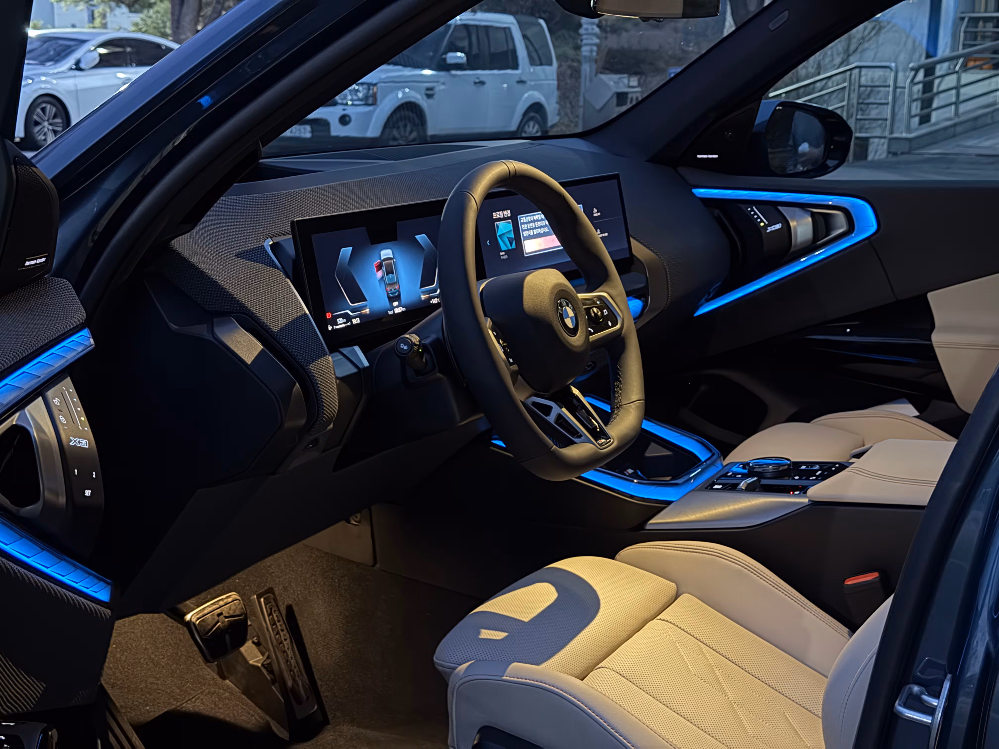 BMW '뉴 X3 30 xDrive’ M 스포츠 패키지 프로 트림의 1열 모습. 주행 모드 등에 따라 색깔이 바뀌는 '인터렉션 바' 조명이 장착됐다./이윤정 기자