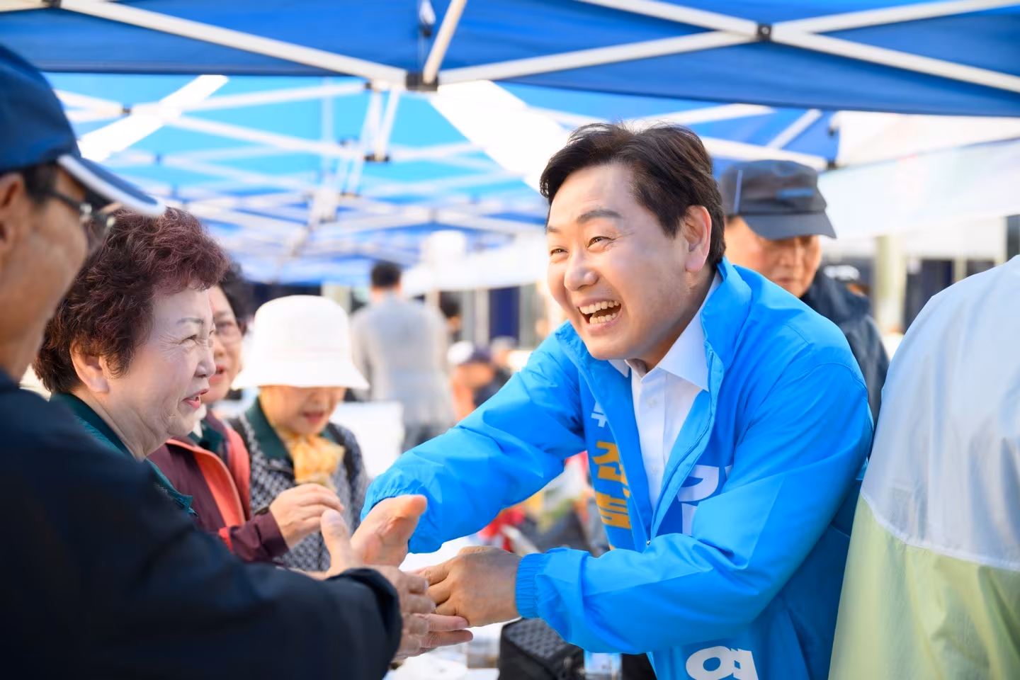 7일 전북도지사 선거 무소속 출마를 선언한 김관영 예비후보가 남원에서 열린 어르신 생활체육대회 현장을 찾아 인사를 건내고 있다./김관영 예비후보 제공