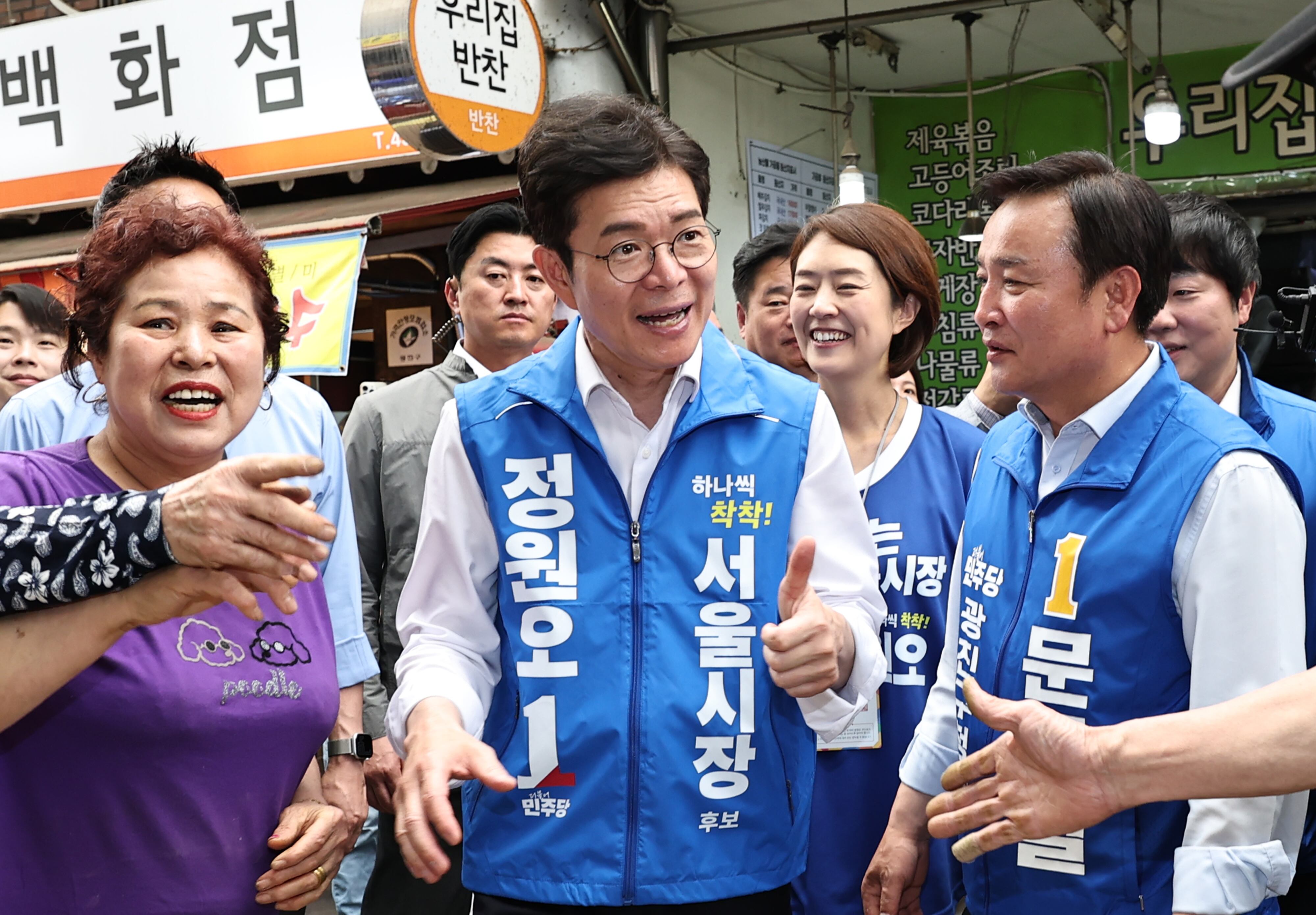 더불어민주당 정원오 서울시장 후보가 30일 서울 광진구 자양전통시장을 방문, 상인들과 대화하고 있다./연합뉴스