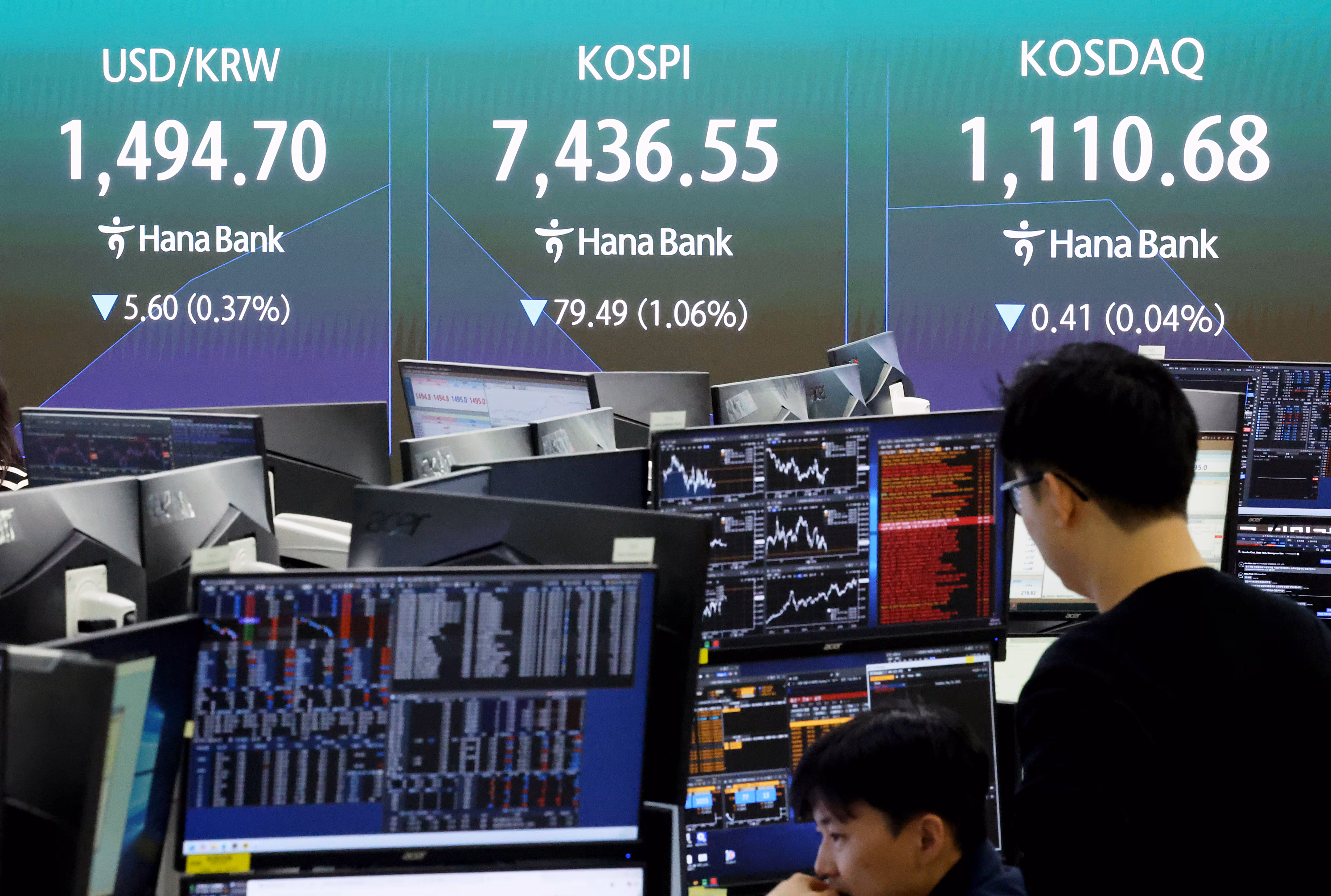 코스피 지수가 하락세를 보인 19일 오전 서울 중구 하나은행 딜링룸 전광판에 시황이 표시되고 있다.  /뉴스1