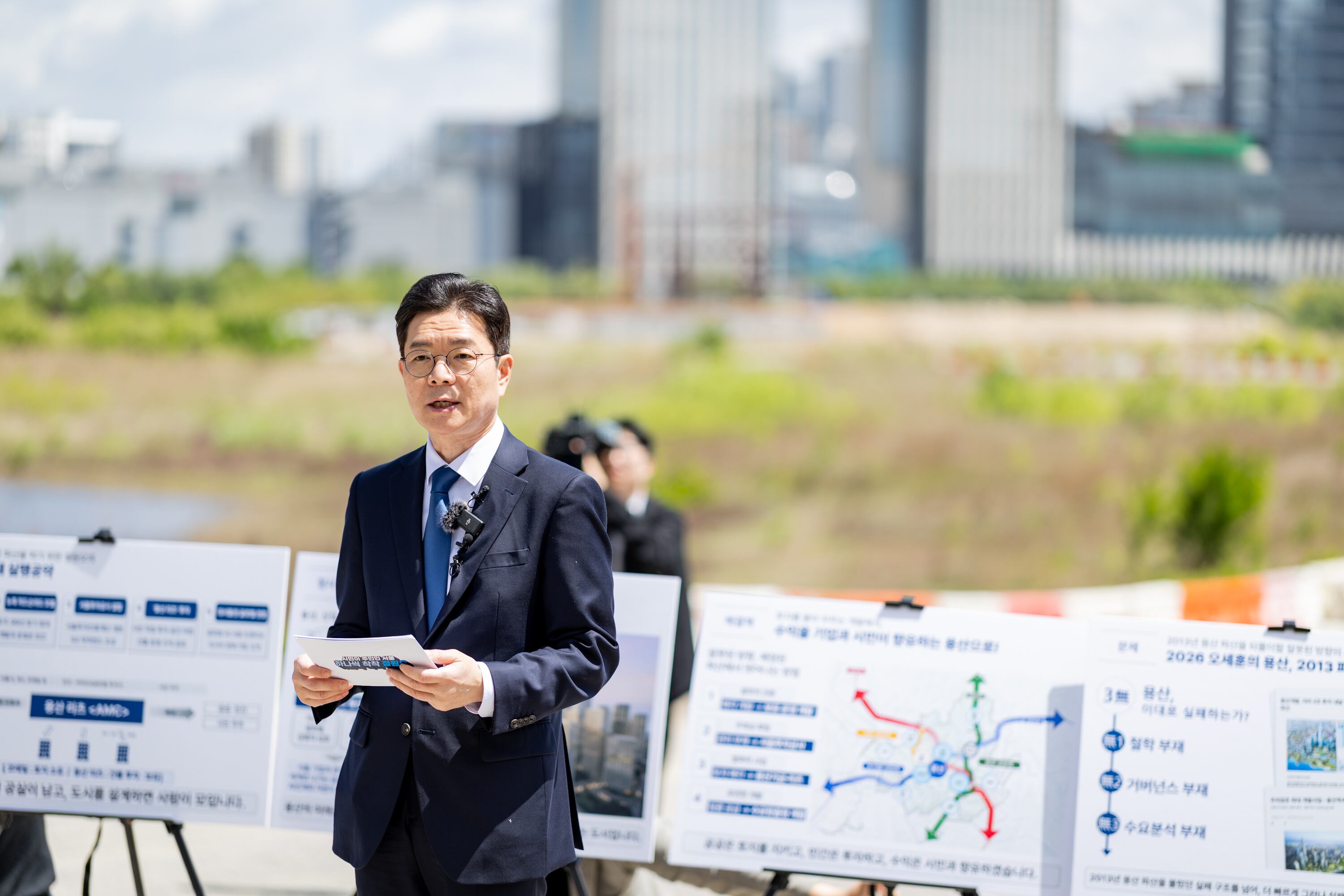 정원오 더불어민주당 서울시장 후보가 8일 오전 서울 용산국제업무지구 현장을 찾아 '세계도시 서울의 대전환'을 주제로 공약을 발표하고 있다./뉴스1