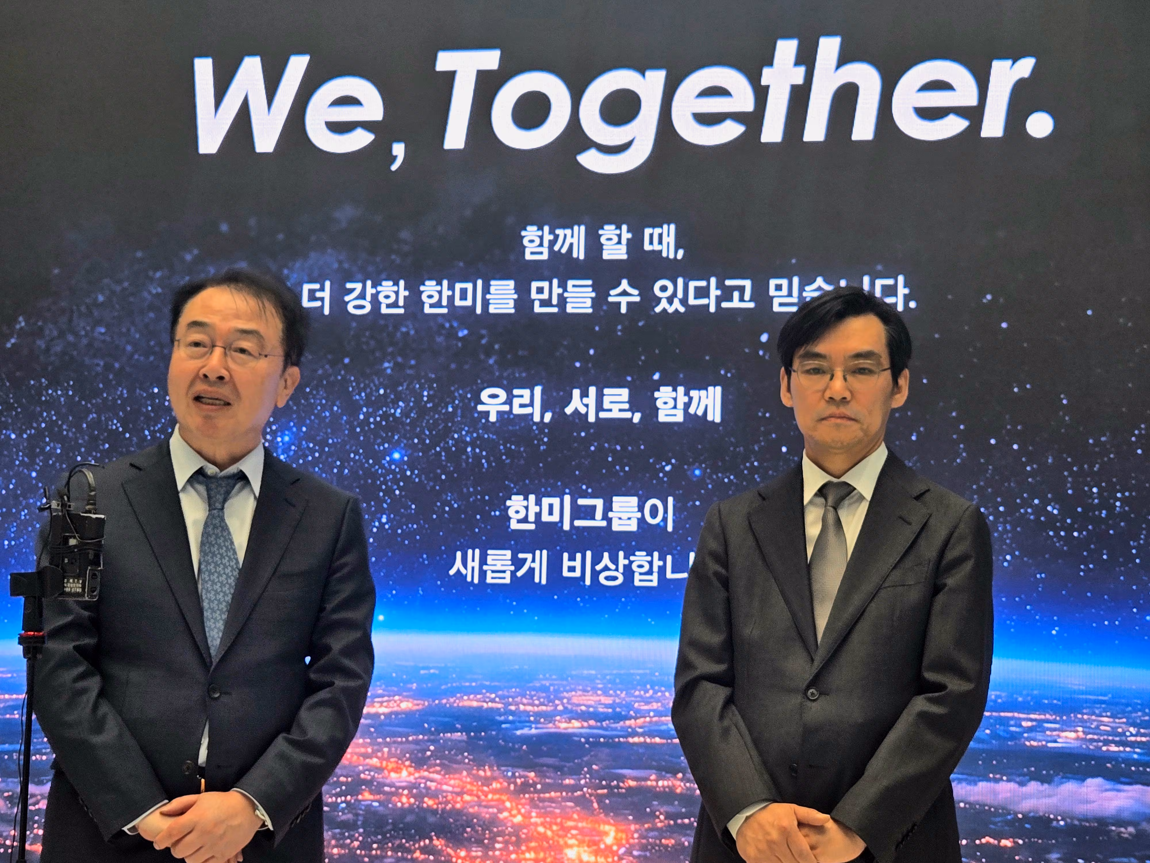 (왼쪽부터) 지주사 한미사이언스 수장 김재교 대표이사와 황상연 한미약품 신임 대표이사가 2026년 3월 31일 오후 서울 송파구 한미약품그룹 본사에서 정기 주주총회와 이사회 종료 후 기자들과 만나 인사말을 하고 있다. /허지윤 기자