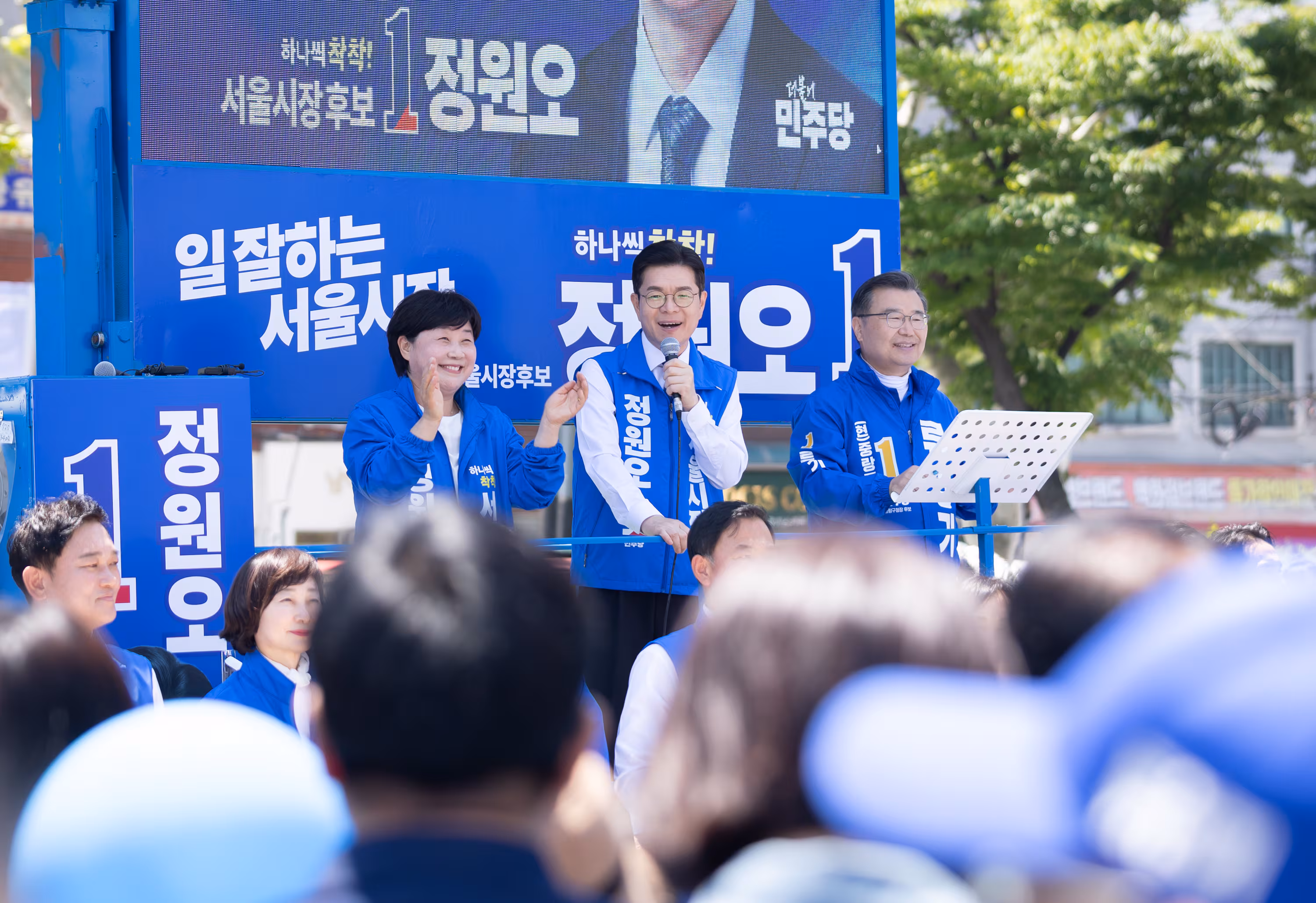 22일 정원오 더불어민주당 서울시장 후보가 서울시 중랑구 면목동 면목역 광장에서 서영교 민주당 의원과 유세에 나서고 있다./정원오 캠프
