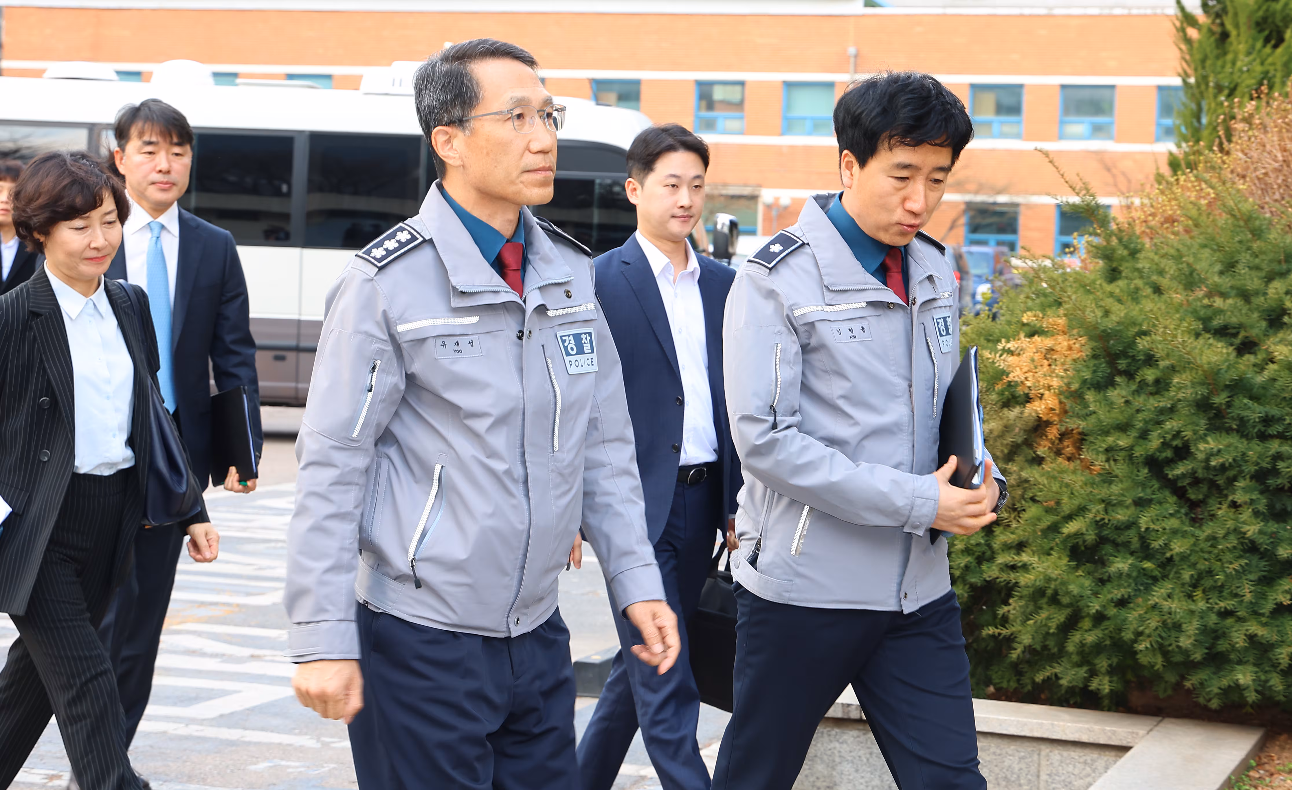 유재성 경찰청장 직무대행이 관계성 범죄 대응 현황 및 전수 점검을 위해 경기 부천 원미경찰서를 방문, 이동하고 있다./연합뉴스
