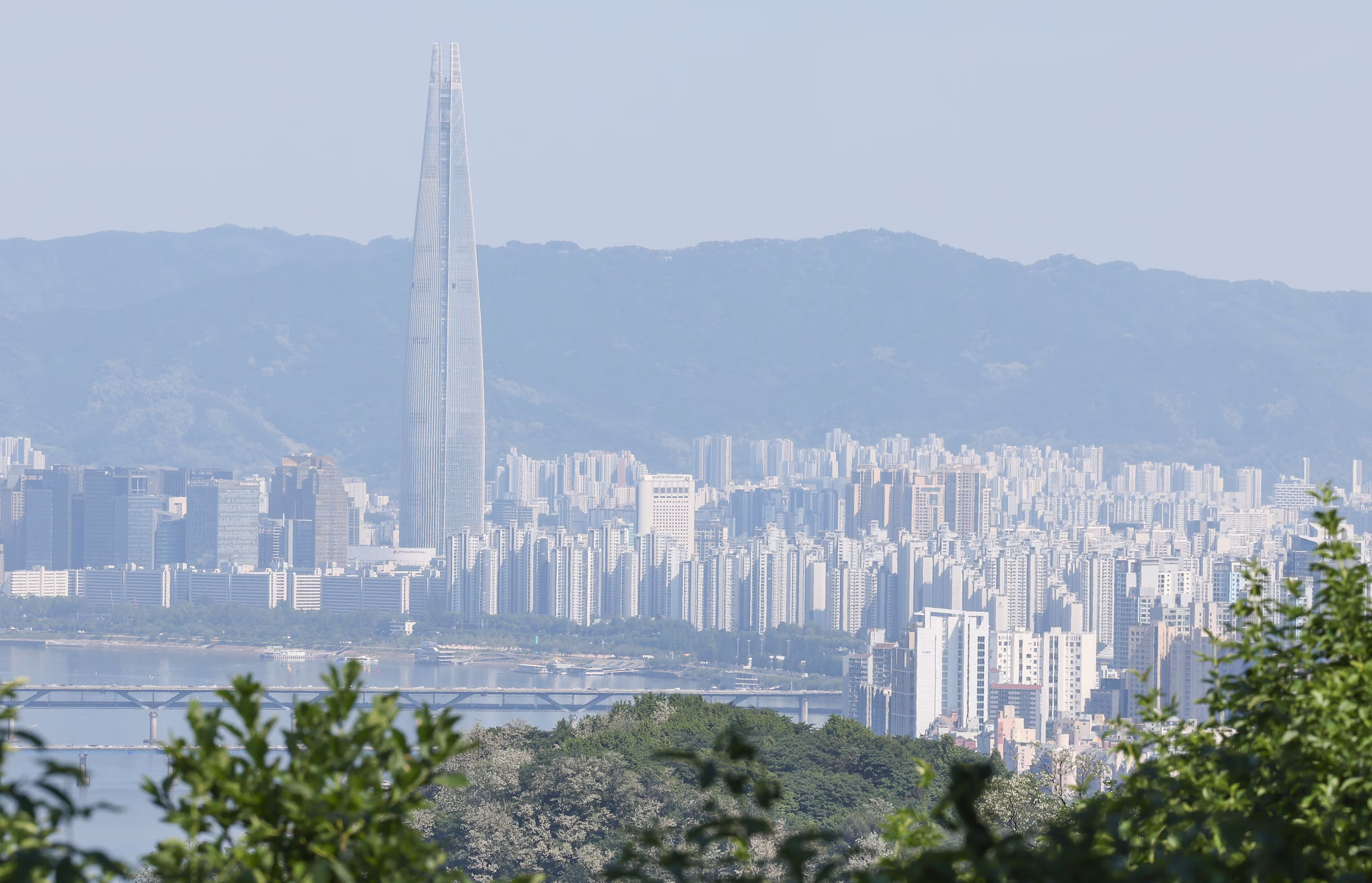 14일 서울 남산에서 바라본 서울 시내 아파트 단지의 모습. /뉴스1
